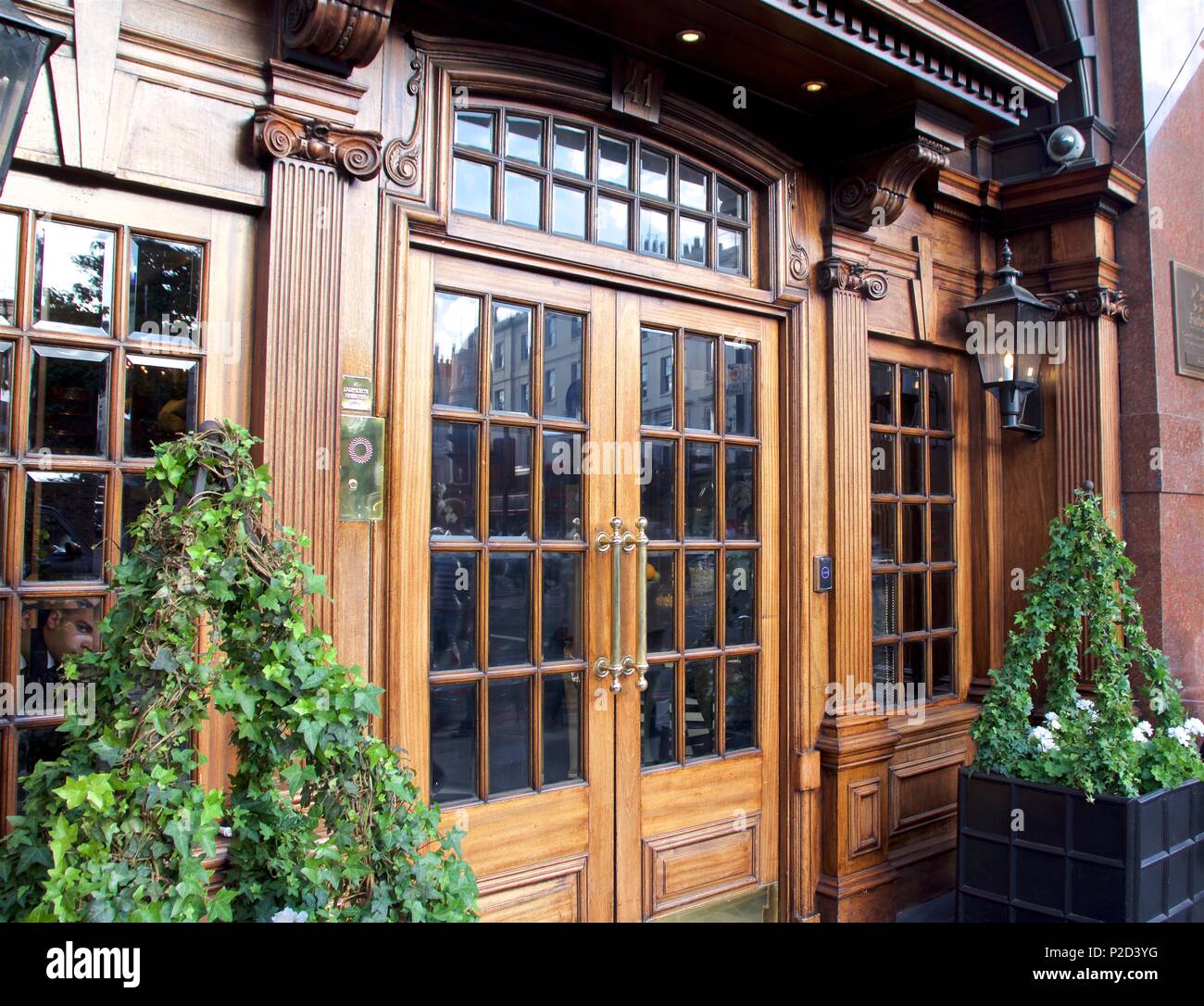 L'ingresso per un 5 stelle, hotel boutique di lusso 41 su Buckingham Palace Road,Victoria,Londra che è parte della Red Carnation Hotel Collection Foto Stock