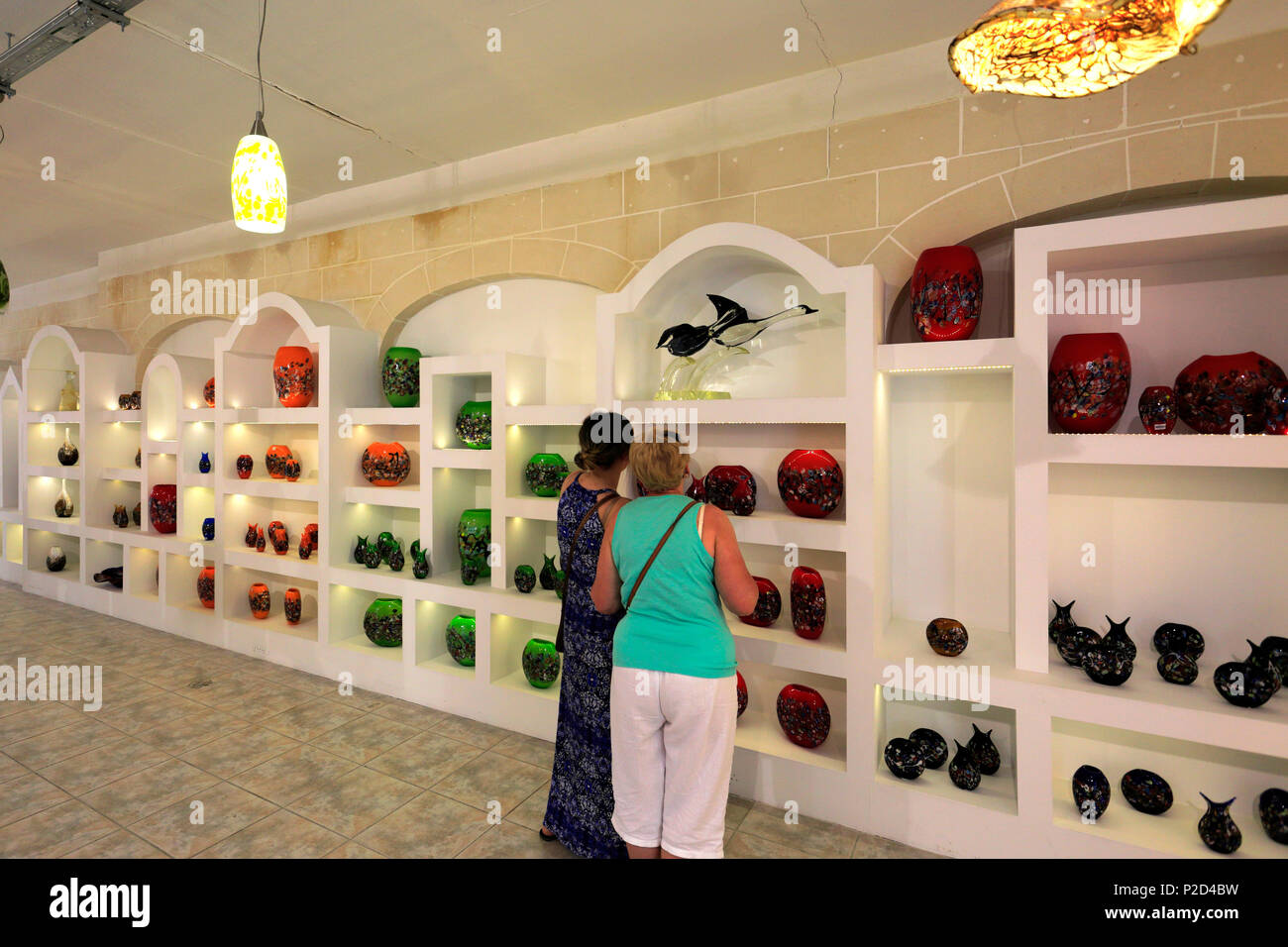 La Valletta Fabbrica del Vetro shop, lungo una capanna, artigianato, il Villaggio Ta' Qali, Malta Foto Stock