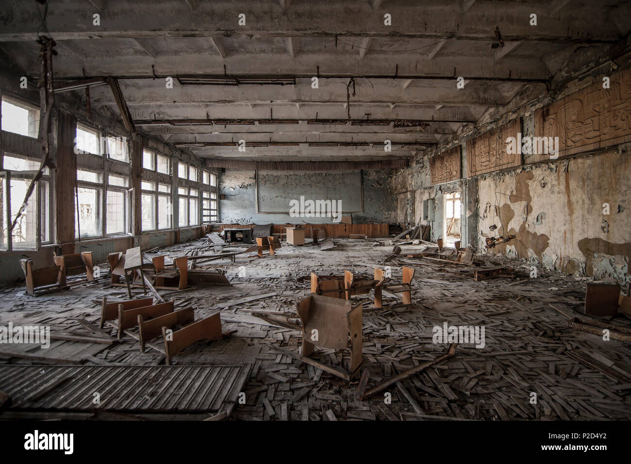 Vista simmetrici di un aula abbandonati in una scuola di Pripjat. Centrale nucleare di Cernobyl la zona di alienazione Foto Stock