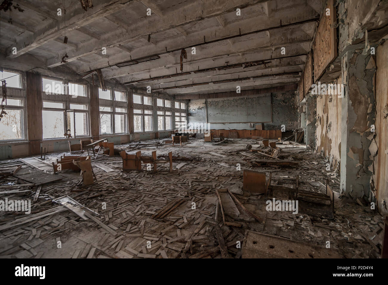 Ampio angolo di visione di un aula abbandonati in una scuola di Pripjat. Centrale nucleare di Cernobyl la zona di alienazione Foto Stock