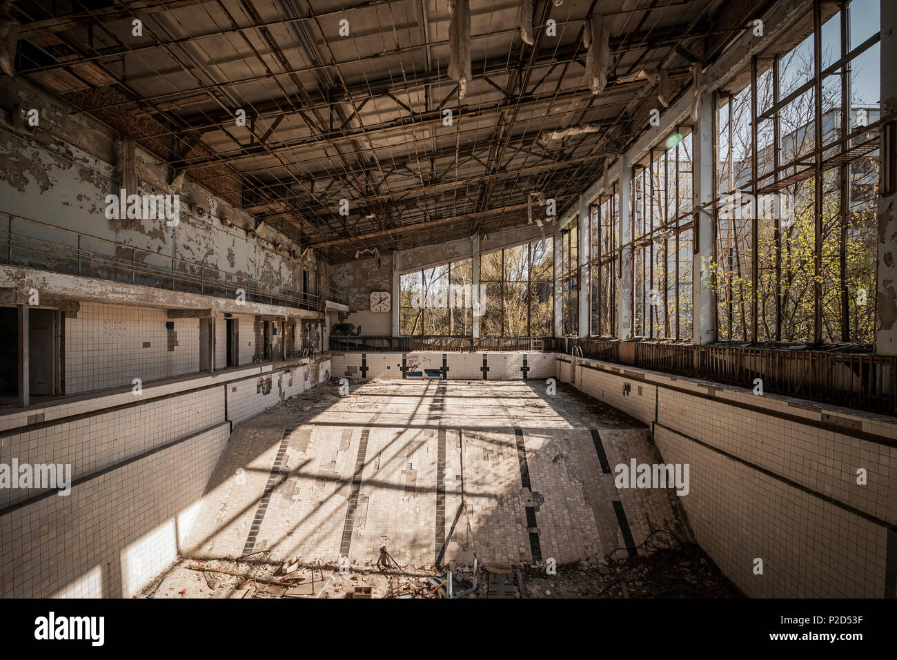 Ampio angolo di visualizzazione di un abbandonato piscina di Pripjat. Centrale nucleare di Cernobyl la zona di alienazione Foto Stock