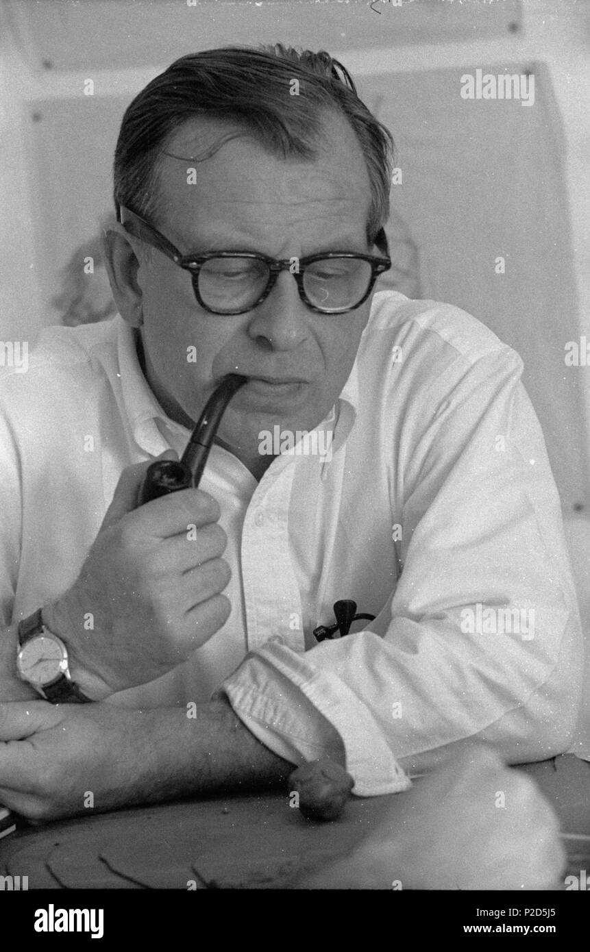 . Inglese: fotografia dell'architetto Finnish-American Eero Saarinen (1910-1956). Nota: Nessun limitazioni note di pubblicazione. Balthazar Korab Archive (Biblioteca del Congresso). tra il 1937 e il 1956. Balthazar Korab 17 Eero-Saarinen Foto Stock