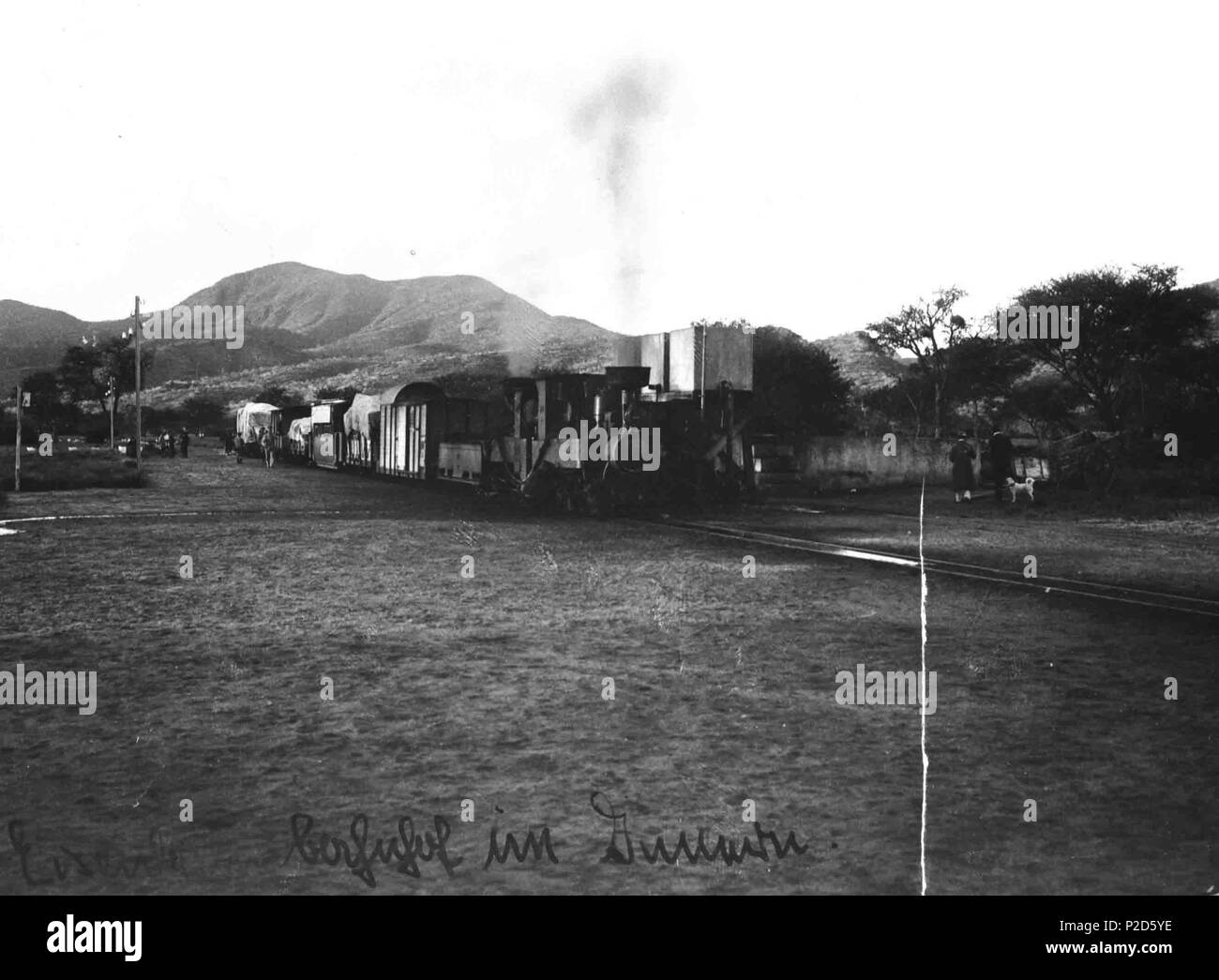 . Deutsch: Eisenbahnbahnhof im Innern von Deutsch-Süd-West-Afrika (heute Namibia) . circa 1915. Fotografo sconosciuto 17 Eisenbahnbahnhof im Innern von D.-S.-W.-Afrika (heute Namibia) Foto Stock
