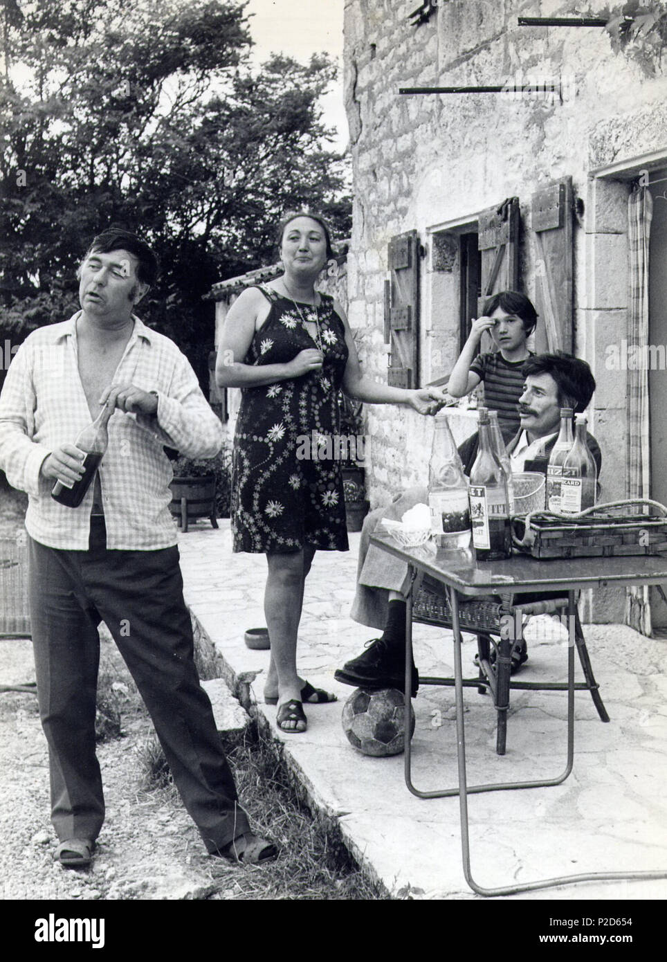 . Français : Jean Ferrat (à droite) en visite en 1969 chez figlio ami et parolier Georges Coulonges (à gauche), avec Marie-Thérèse et Philippe Coulonges (qui voudrait bien récupérer figlio di ballon) . Il 22 dicembre 2012. 19 sconosciuto Ferrat chez Coulonges Foto Stock