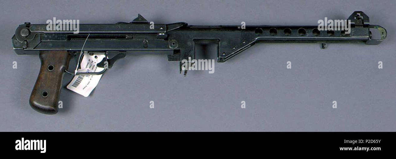 . Svenska: Kulsprutepistol m/1944, 'Peldi Heikki' (Plåt Henrik). Består av: 1 kulsprutepistol, 1 gevärsrem läder av. Längd utan axlstöd: 620 mm. Vapnet märkt med T stämpel (Tikkakoski), (SA)(Suomen Armeija). Il 26 marzo 2012. Armémuseum (l'esercito svedese museo) 19 PPS finlandese M44 SMG a destra Foto Stock