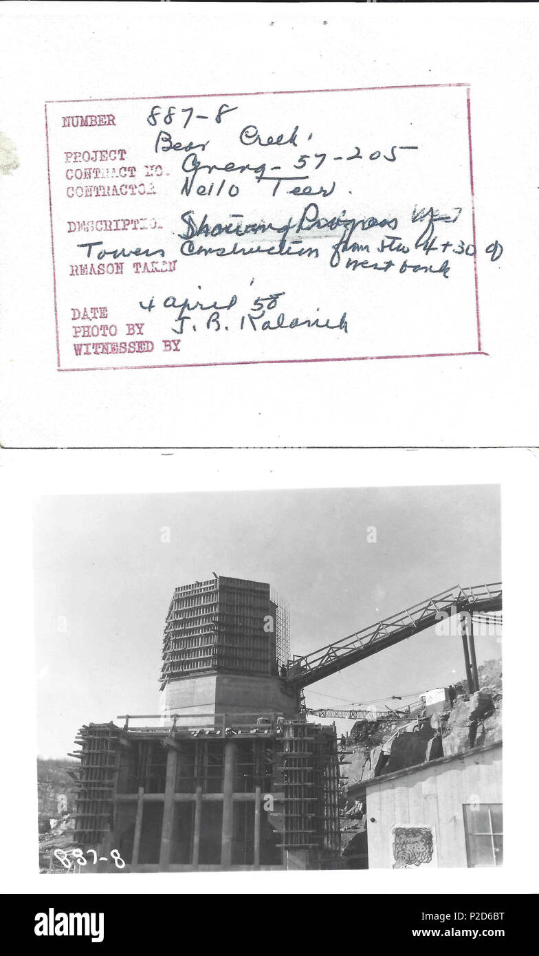 . Inglese: torre di controllo di base e di ponte temporaneo ad esso . Il 4 aprile 1958. Nello L. Società di sterzata 20 Francesco E. Walter diga costruzione Base Torre Foto Stock