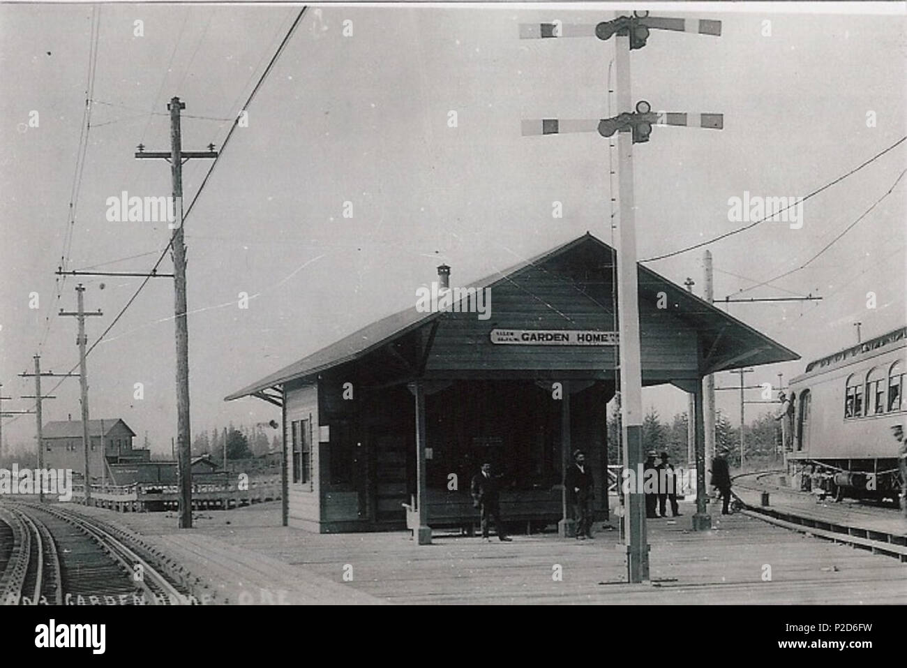 . Garden Home Depot ferroviaria circa 1911. Questa struttura anticamente sorgeva su un traliccio dove Multnomah Blvd e giardino a casa adesso si intersecano. La stazione di vecchio sito era il ramo sul gambo principale. Le vie a sinistra sono andati a sud verso Nesmith, Metzger e Greenburg. Brani sulla destra è andato a nord-ovest di Firlock, fanno Creek, Whitford, e Beaverton. Piattaforma della stazione fu costruita dove il mercato vecchio pub e il Figlio e la figlia si trova ora. circa 1911. Città di Beaverton, Oregon 21 Garden Home Depot della Oregon elettrica ferroviaria Foto Stock