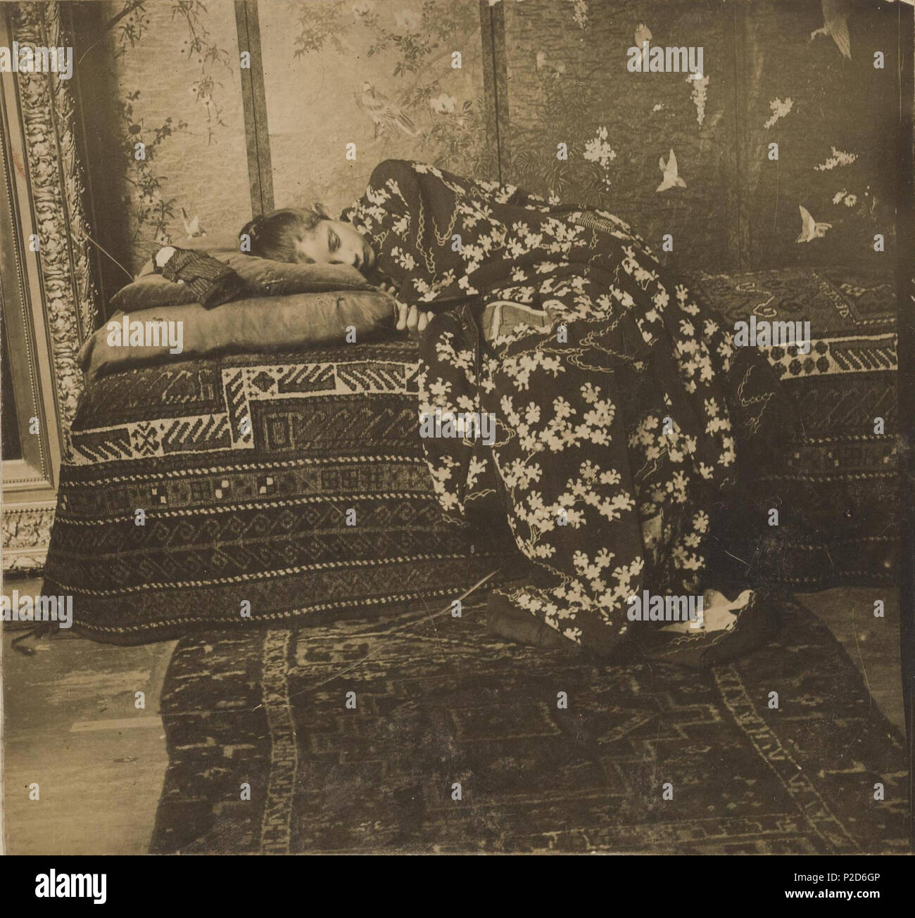 . Inglese: George Hendrik Breitner, ragazza in un kimono (Geesje Kwak) in Breitner's studio su Lauriersgracht, Amsterdam, n.d. La gelatina silver stampa incorniciata: 12 1/4 x 15 1/4 in. Collezione RKD (Istituto olandese per la storia dell'arte dell'Aia inv.nr. BR 2040 . Il 17 febbraio 2012. George Hendrik Breitner (1857-1923) nomi alternativi Georg Hendrik Breitner; G. H. Breitner; Georges H. Breitner; George Breitner ; Breitner Descrizione pittore olandese, fotografo, disegnatore e incisore, aquarellist e panorama pittore Data di nascita e morte 12 Settembre 1857 5 Giugno 1923 Luogo di nascita e morte rotte Foto Stock