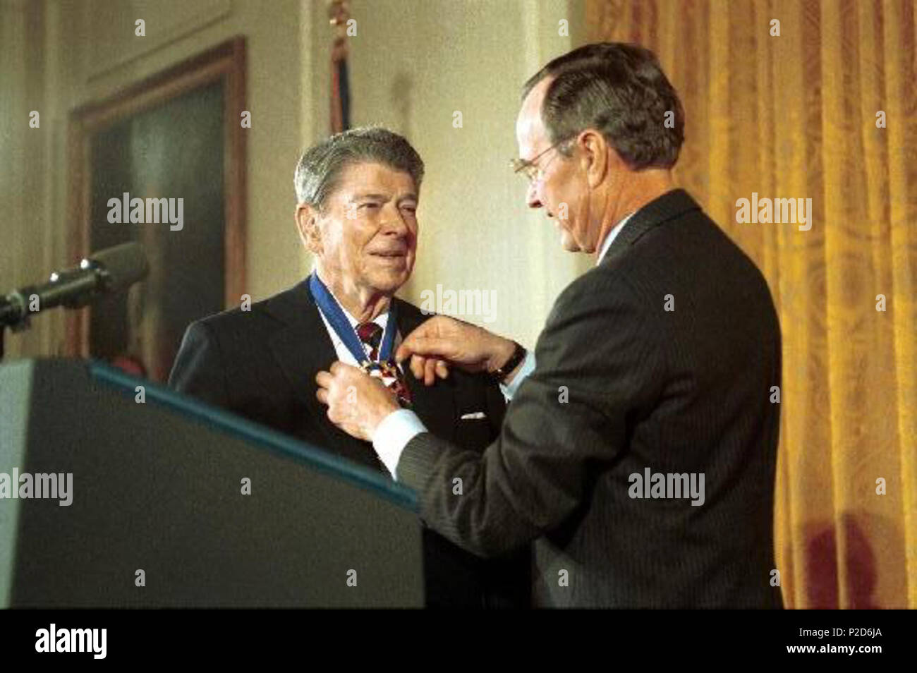 22 GHW boccola presenta Reagan medaglia presidenziale della libertà 1993 Foto Stock