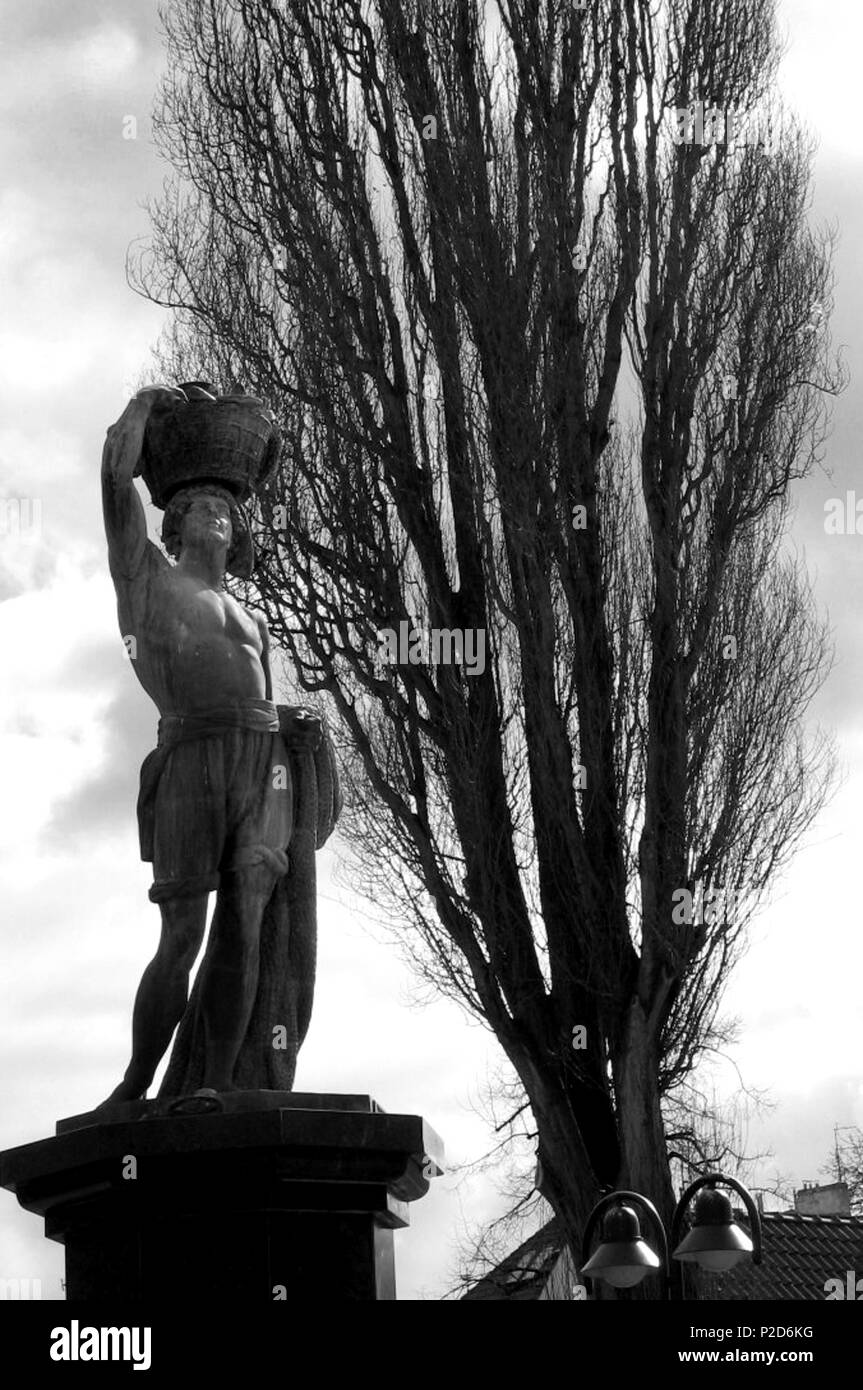 . Inglese: Fisherman's fontana al lungomare principale di Sopot, Polonia - vista parziale. Polski: Fontanna Jasia Rybaka w Sopocie, przy g?ównej promenadzie miasta - frammento. Il 4 aprile 2006 (la data in cui è stata scattata la foto). Marcin Gerwin 52 Sopot Fisherman's fontana 1 bw Foto Stock . Inglese: Fisherman's fontana al lungomare principale di Sopot, Polonia - vista parziale. Polski: Fontanna Jasia Rybaka w Sopocie, przy g?ównej promenadzie miasta - frammento. Il 4 aprile 2006 (la data in cui è stata scattata la foto). Marcin Gerwin 52 Sopot Fisherman's fontana 1 bw Foto Stock