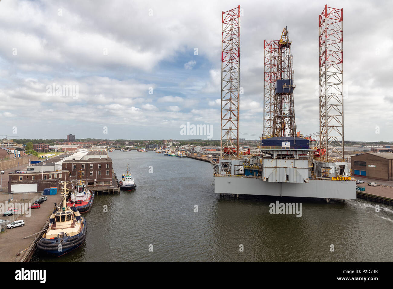 Harbor olandese IJmuiden con piattaforma di trivellazione per la manutenzione Foto Stock