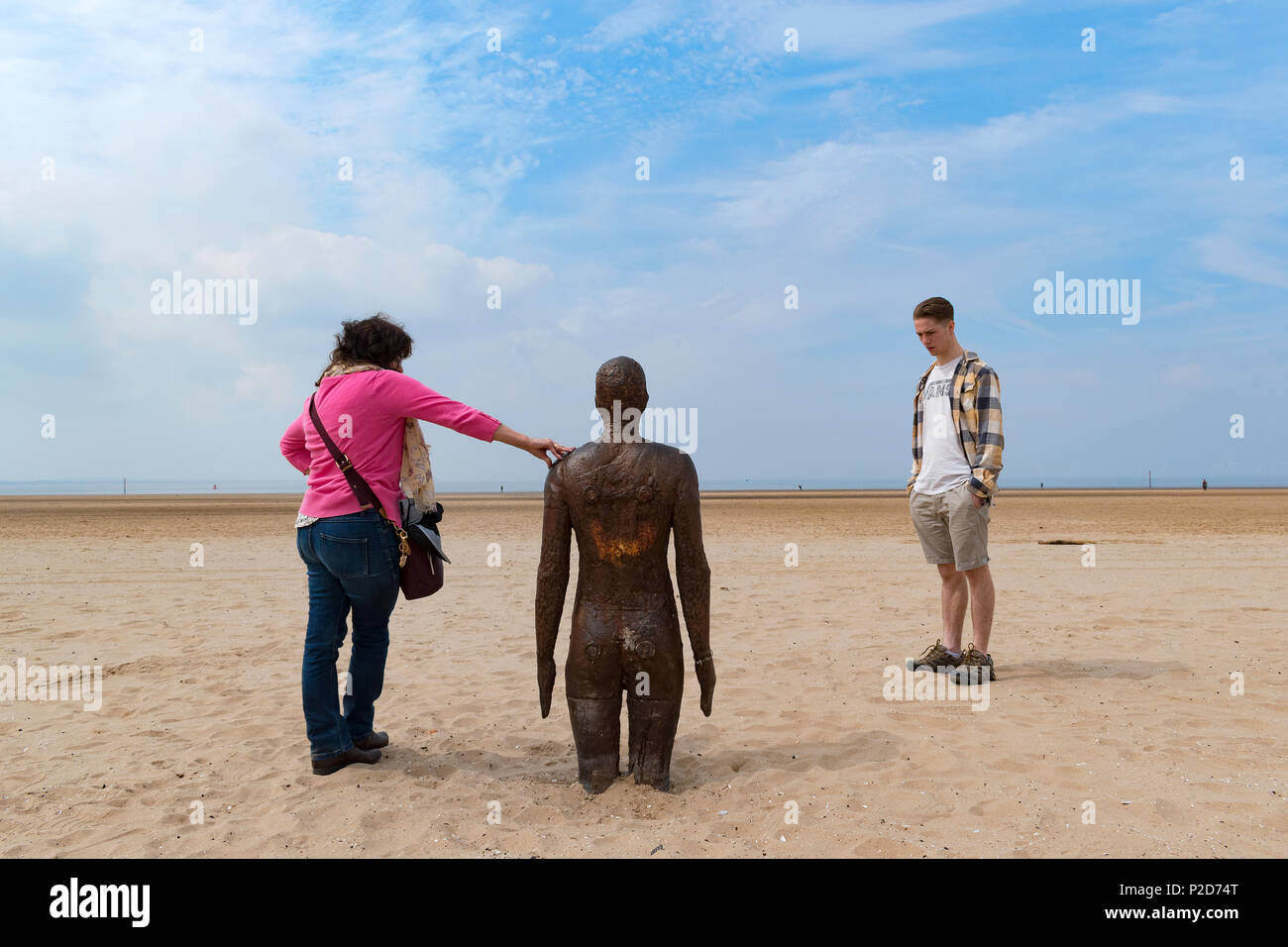 Un altro luogo, arte di installazione da Anthony Gormley su crosby spiaggia vicino Liverpool in Inghilterra, Regno Unito. Foto Stock