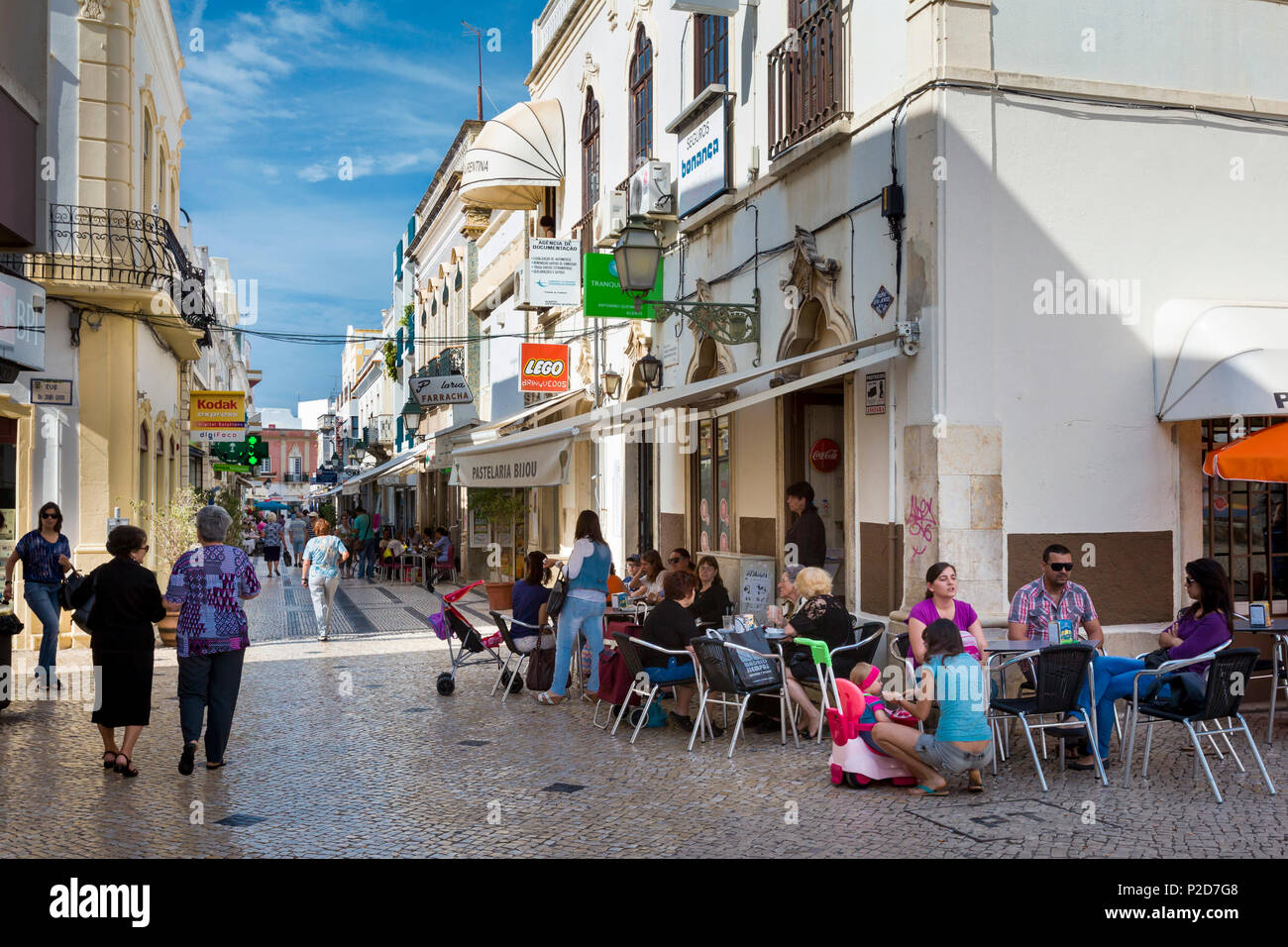Negozi e caffetterie della zona pedonale, Rua de Comercio, Olhao, Algarve, PORTOGALLO Foto Stock