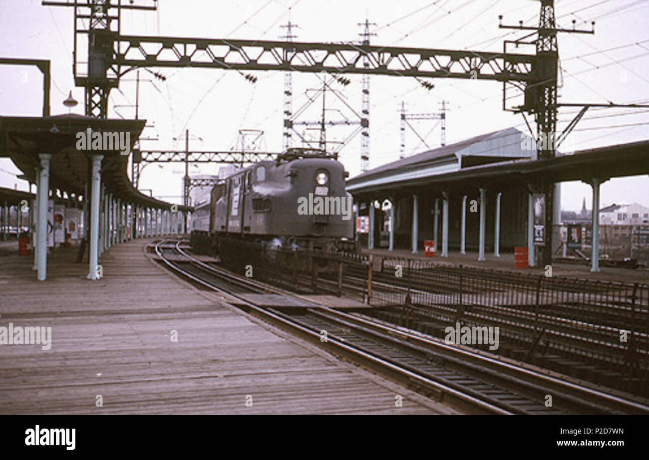 . Inglese: Un ex-Penn Central (nee PRR) GG1 conduce un express treno Amtrak attraverso la stazione di Bridgeport nel novembre 1972 . Il 12 novembre 1972. Hikki Nagasaki 4 Amtrak GG1 passando attraverso la stazione di Bridgeport, Novembre 1972 Foto Stock