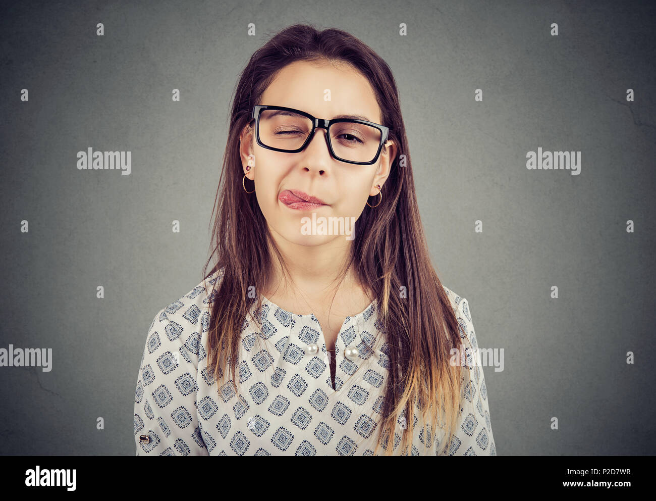 Ragazza in vetri sporgenti dalla sua lingua Foto Stock