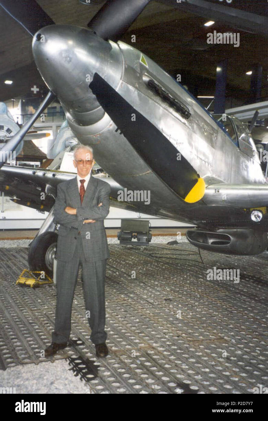 . Inglese: si tratta di una fotografia fatta dalla Bridel familiari, che raffigura Andre Bridel accanto a uno dei suoi più preferito e la maggior parte-volato aerei, il P Mustang. La fotografia è stata scattata presso il museo dell'aviazione e aeronautica militare a Dubendorf nel 1998. ???????: ??? ?????????? ??????? ??????? ????? ???????. ?? ??? ????? ??????? ????????? ????? ? ????? ?? ????? ????? ??????? ????????? - P-51 ???????. ?????????? ???? ??????? ? ????? ??????? ? ??? ? ?????????? ? 1998. 1 marzo 1998. Bridel famiglia 4 Andre Bridel con Mustang Foto Stock