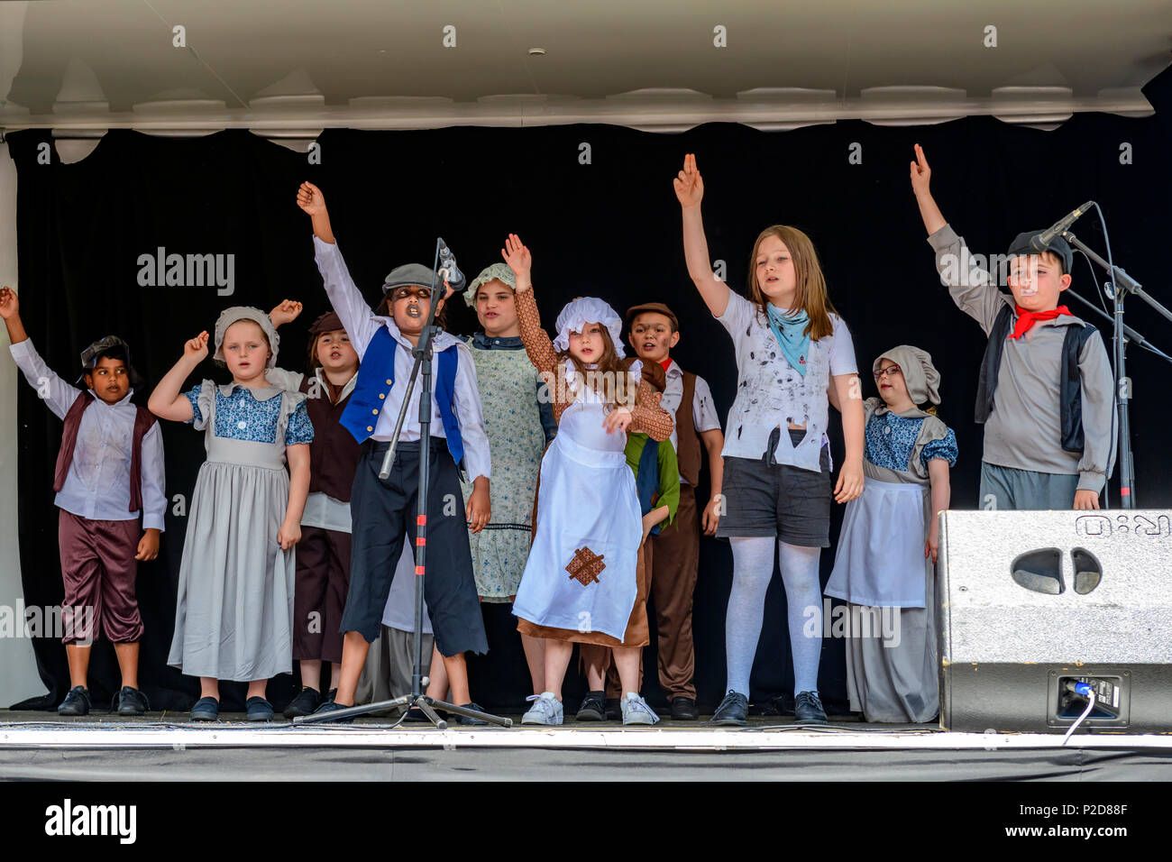 Bambini da Pauline Quirke accademia delle arti dello spettacolo di eseguire brani musicali da Oliver presso il Rochester Dickens festival Foto Stock