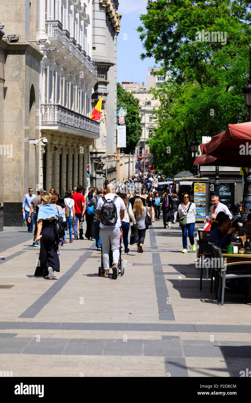 La Folla di pedoni a piedi lungo Calle Gran Via, Madrid, Spagna Foto Stock