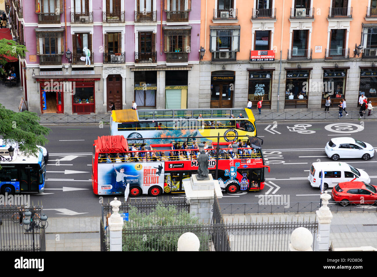 Aprire sormontato città turistica tour bus da sopra. Calle de Bailen, Madrid, Spagna Foto Stock