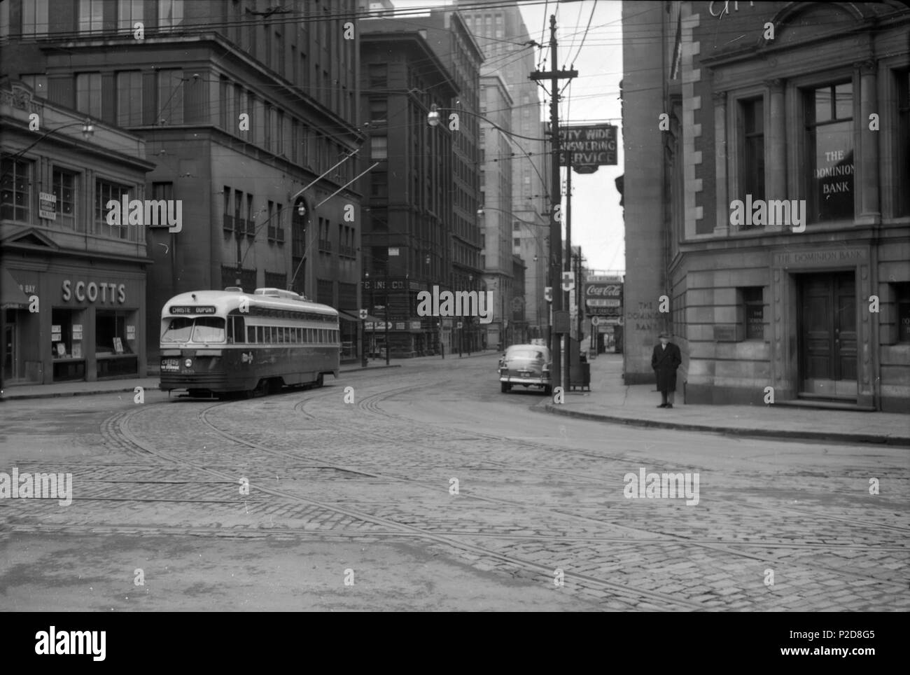 . Bay St., guardando s. da Queen St. W. didascalia originale: " il salmone d'argento della stampa di gelatina, Acc. S 2-2571; 129 x 178 mm.; inscritta da lui in blu scuro con penna a sfera, vso t.: Bay St guardando a sud di Queen St apr. 3 1955 " - 1955 Apr 03 . Il 3 aprile 1955. Creatore:James Victor salmone 6 Bay St., guardando s. da Queen St. W. Foto Stock