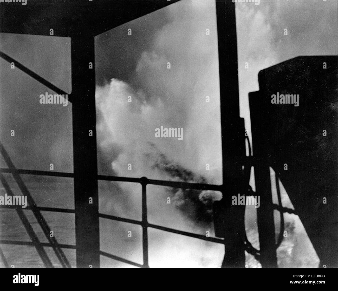 . Un giapponese di bomba esplode circa sei metri fuori il lato a tribordo dell'U.S. Navy idrovolante offerta USS Tangeri (AV-8), marcia avanti del ponte, durante il Pearl Harbor air RAID, 7 dicembre 1941. La fotografia originale era in relazione CinCPac dell'attacco di Pearl Harbor, 15 febbraio 1942, volume 3, nel 1990. 7 dicembre 1941. USN 8 bomba esplode vicino a USS Tangeri (AV-8) durante l'attacco di Pearl Harbor 1941 Foto Stock