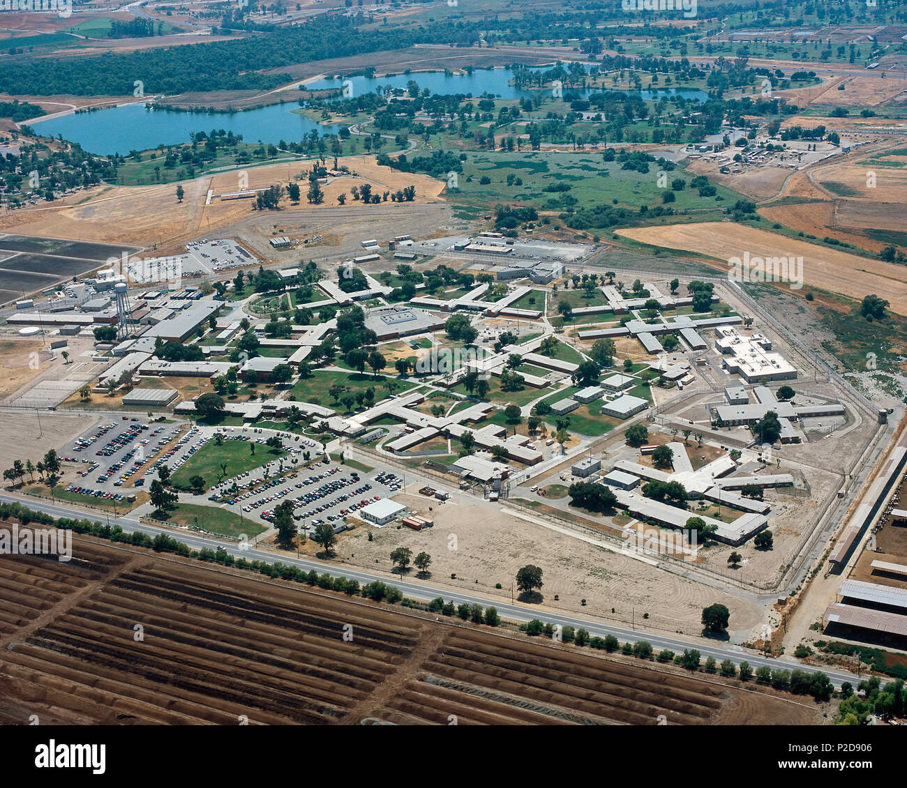 . Inglese: California Istituzione per donne Español: Instituto para Mujeres de California . 3 dicembre 2004, 12:16:58. Dipartimento della California di correzioni e di riabilitazione 11 CaliforniaInstitutionforWomen Foto Stock