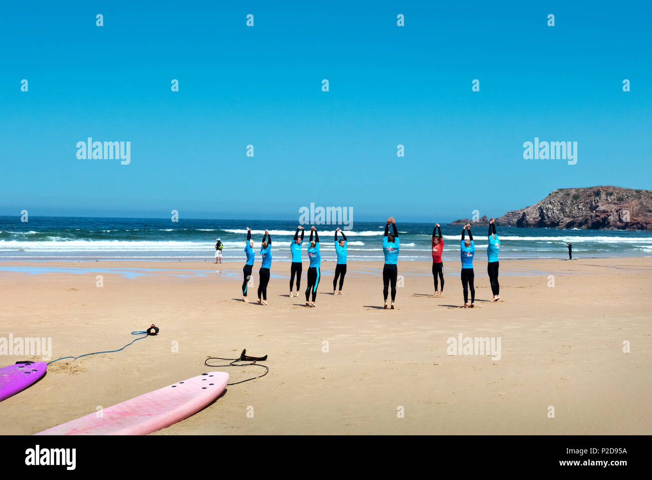 Surfer, Praia da Bordeira, Carrapateira, Costa Vicentina, Algarve, PORTOGALLO Foto Stock