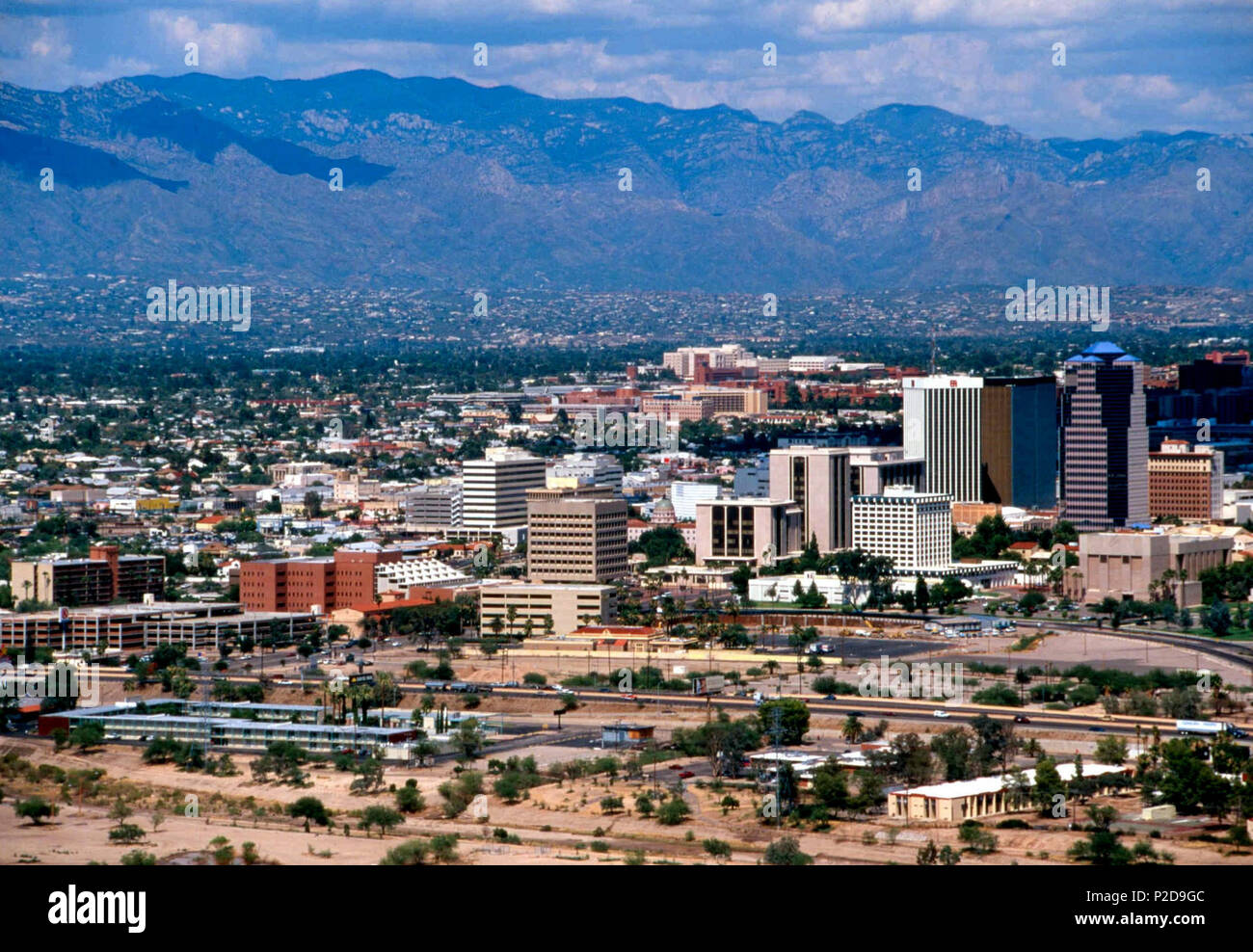 . Tucson, Arizona, con il w:Santa Catalina Mountains in background. Data sconosciuta. sconosciuto; ripulito, ruotato e regolazione livelli da Howcheng. 11 CatalinasAndTucsonAZ Foto Stock