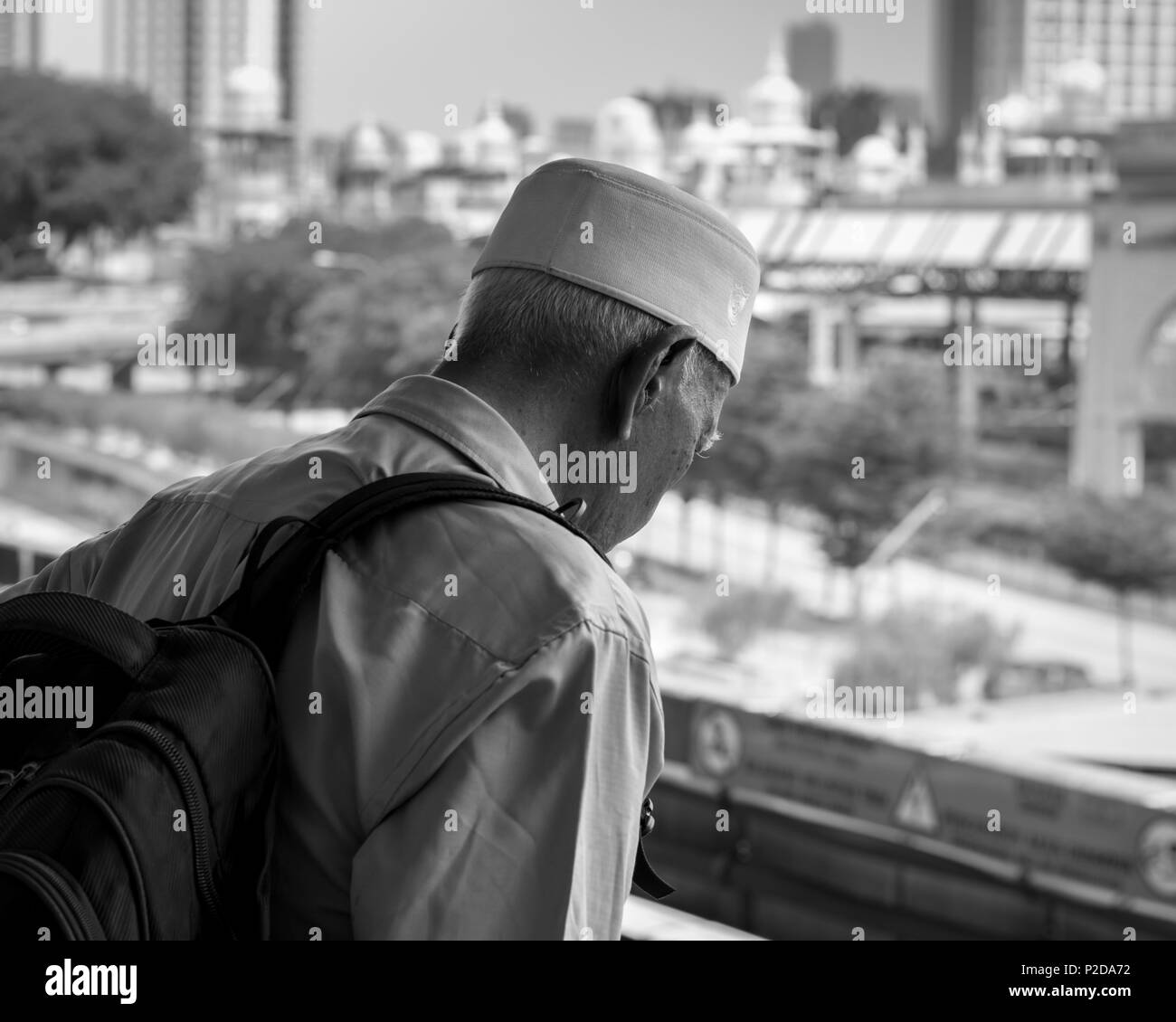 In bianco e nero il vecchio uomo stazione ferroviaria città guardando verso il basso Foto Stock