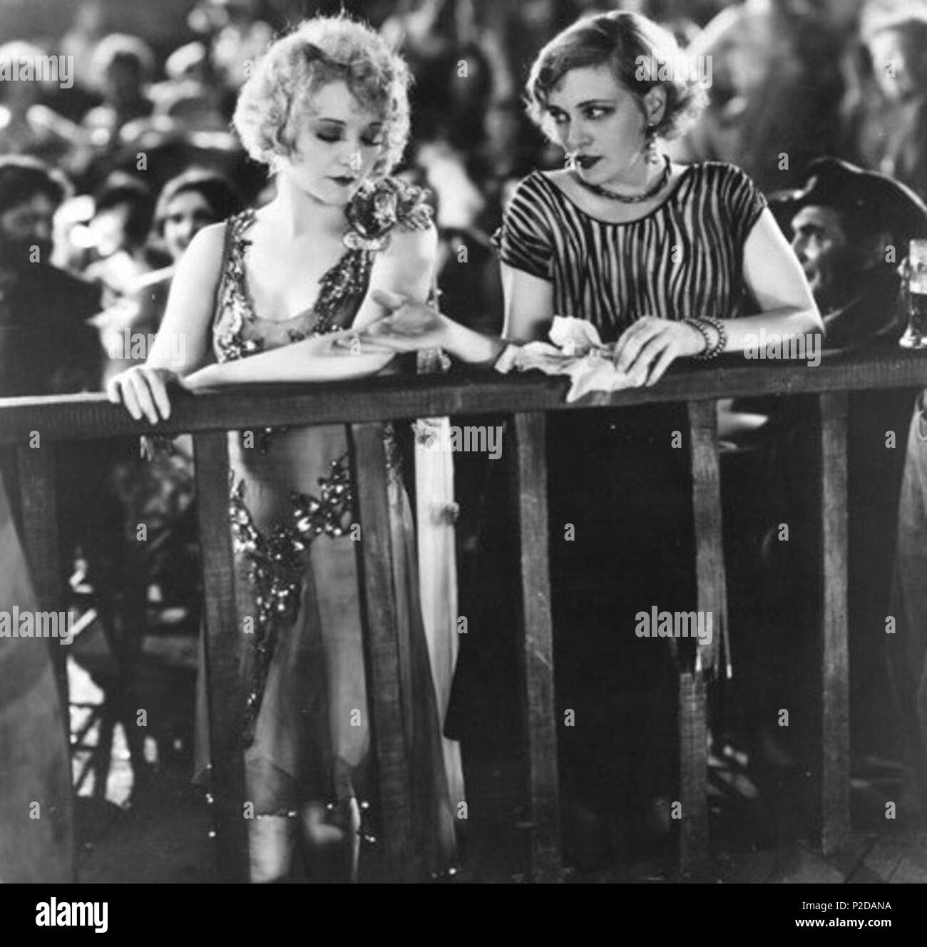 . Inglese: Docks di New York (pellicola) 1929. Josef von Sternberg, direttore. L- R, Betty Compson, Olga Baclanova. Famoso Players-Lasky-Paramount Pictures. 1928. Famoso Players-Lasky-Paramount Pictures, Josef von Sternberg 16 Docks di New York (pellicola) 1929. Josef von Sternberg, dir L- R, Betty Compson, Olga Baclanova Foto Stock