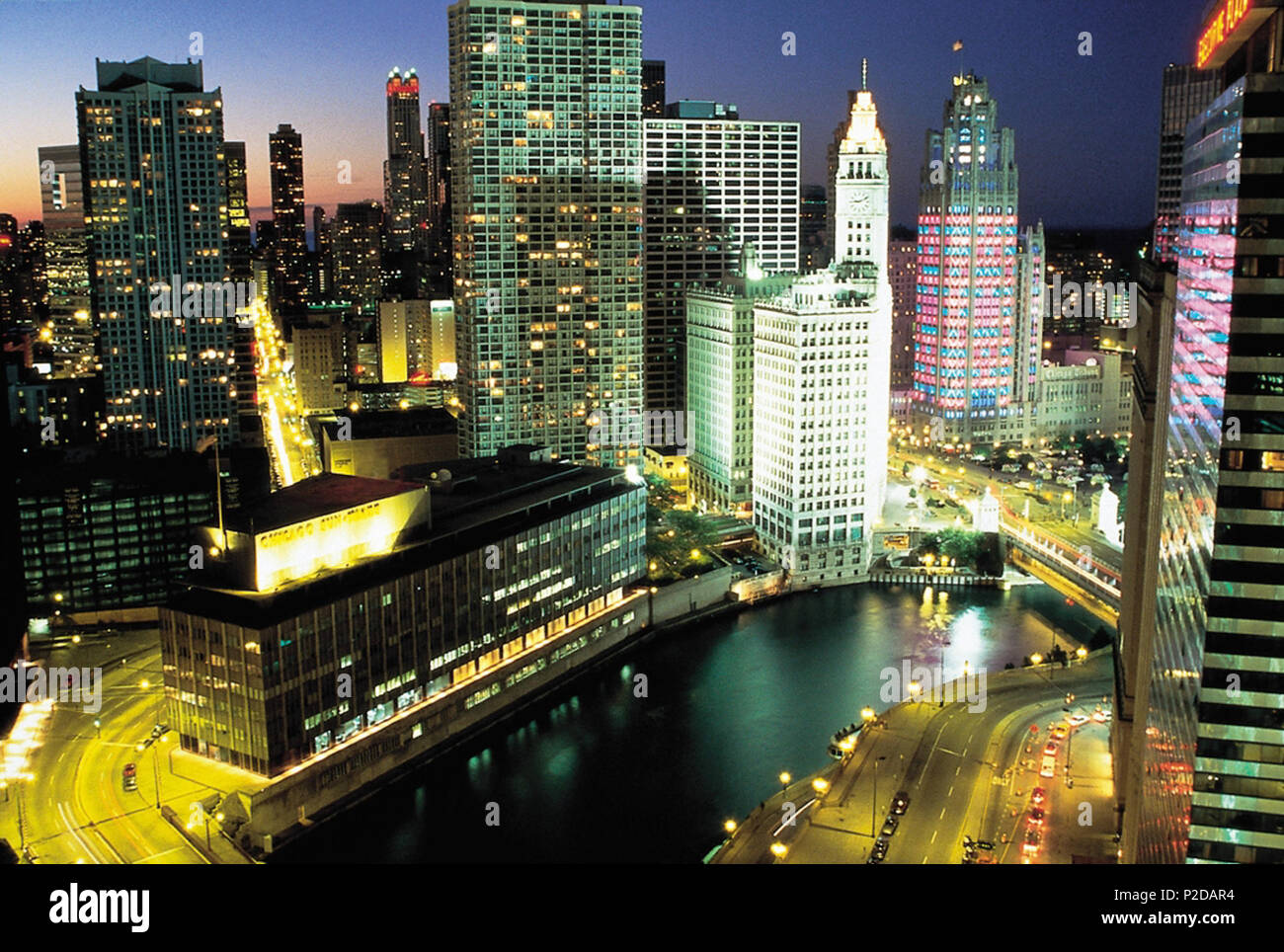 . Inglese: Downtown Chicago, Illinois di notte. Il piccolo edificio sulla sinistra (la vecchia Chicago Sun-Times Building) fu demolita per Trump International Hotel and Tower (Chicago). Non specificato. Federal Highway Administration 16 DowntownChicagoILatNight Foto Stock