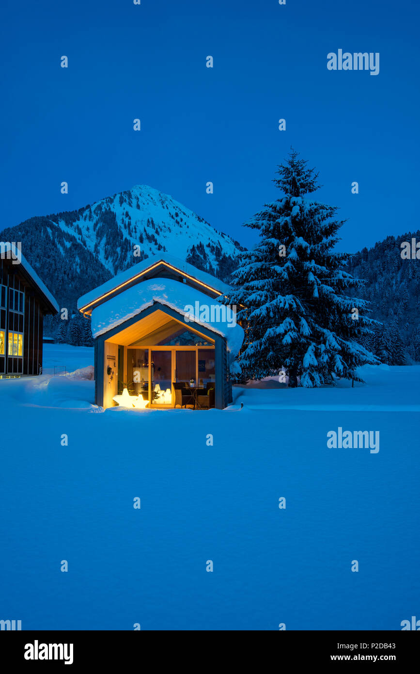 Coperta di neve cabine di notte, Schoppernau, Distretto di Bregenz, Vorarlberg, Austria Foto Stock