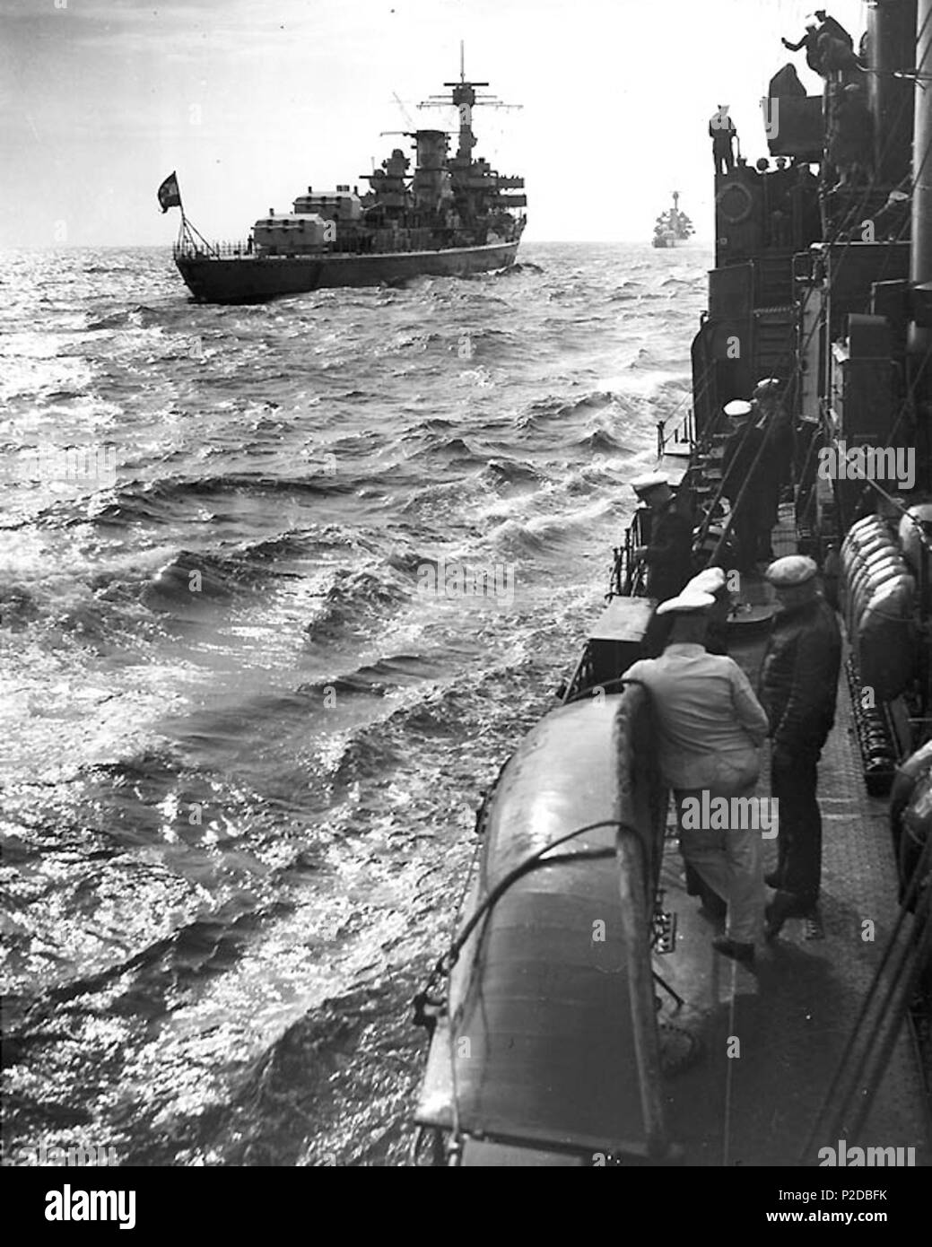 . Il tedesco incrociatore leggero Leipzig fotografati da un tedesco torpediniera durante una parata navale, circa agosto 1934. circa agosto 1934. Heinrich Hoffman raccolta, U.S. Archivio nazionale di raccolta di registrazioni di esteri sequestrata, 1675-1958. 22 l incrociatore tedesco di Lipsia vista aft 1934 Foto Stock
