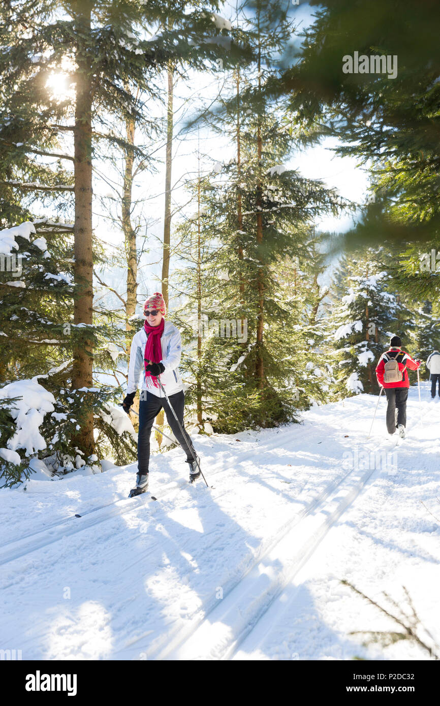 Sci femminile in una foresta di inverno, piste di sci da fondo, signor, Holzhau, Bassa Sassonia, Germania Foto Stock