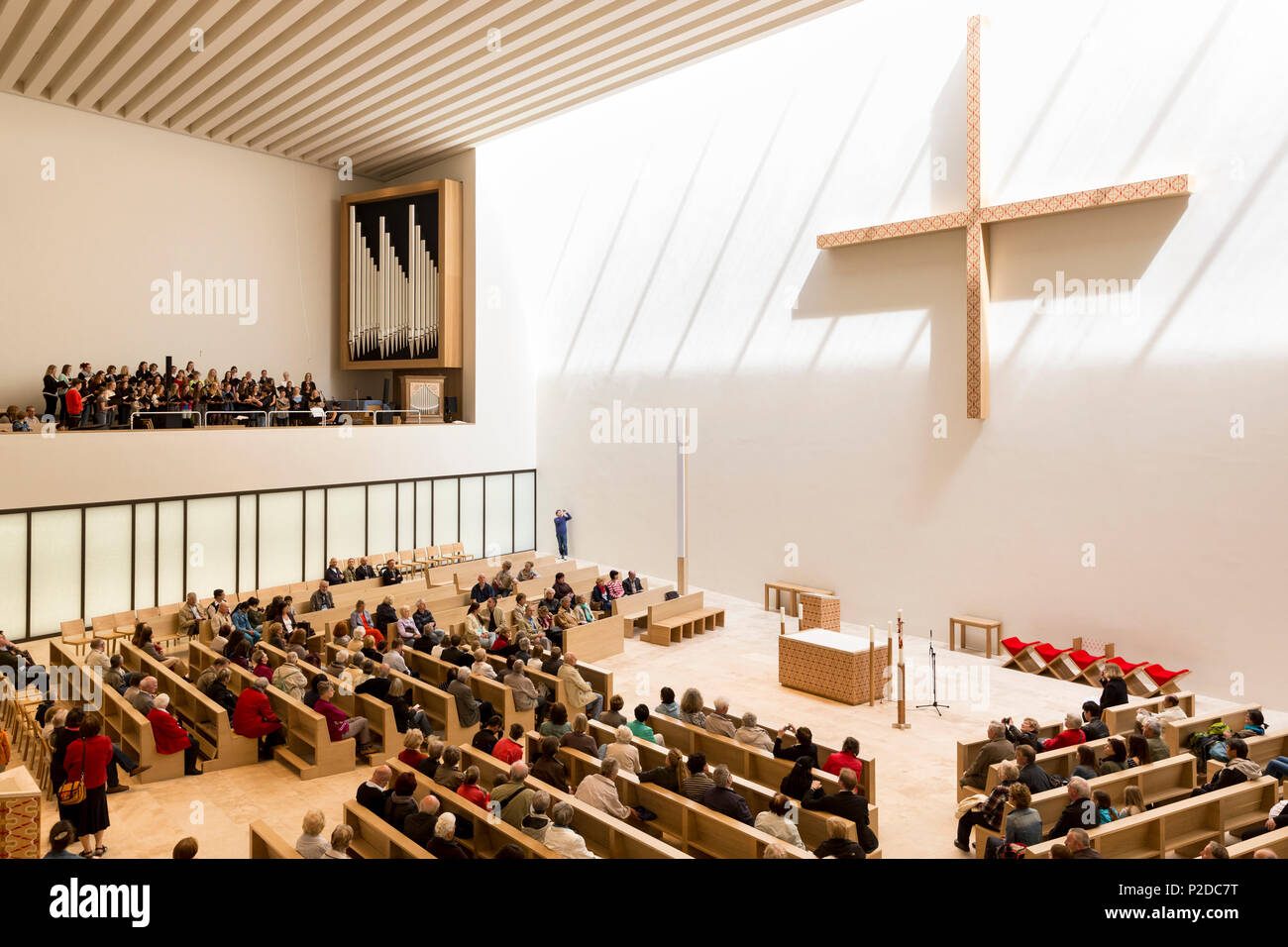 Nuova chiesa cattolica di San Propsteigemeinde Trinitatis Leipzig, nuova e moderna architettura, visitatori, Leipzig, in Sassonia, Germania Foto Stock