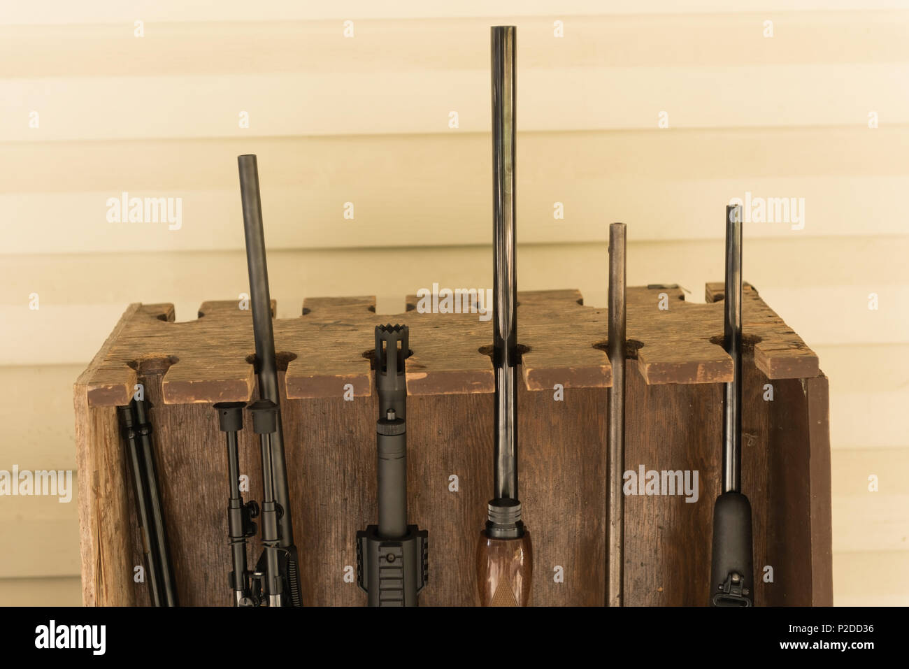 Varie pistole disposti in rack in legno Foto Stock