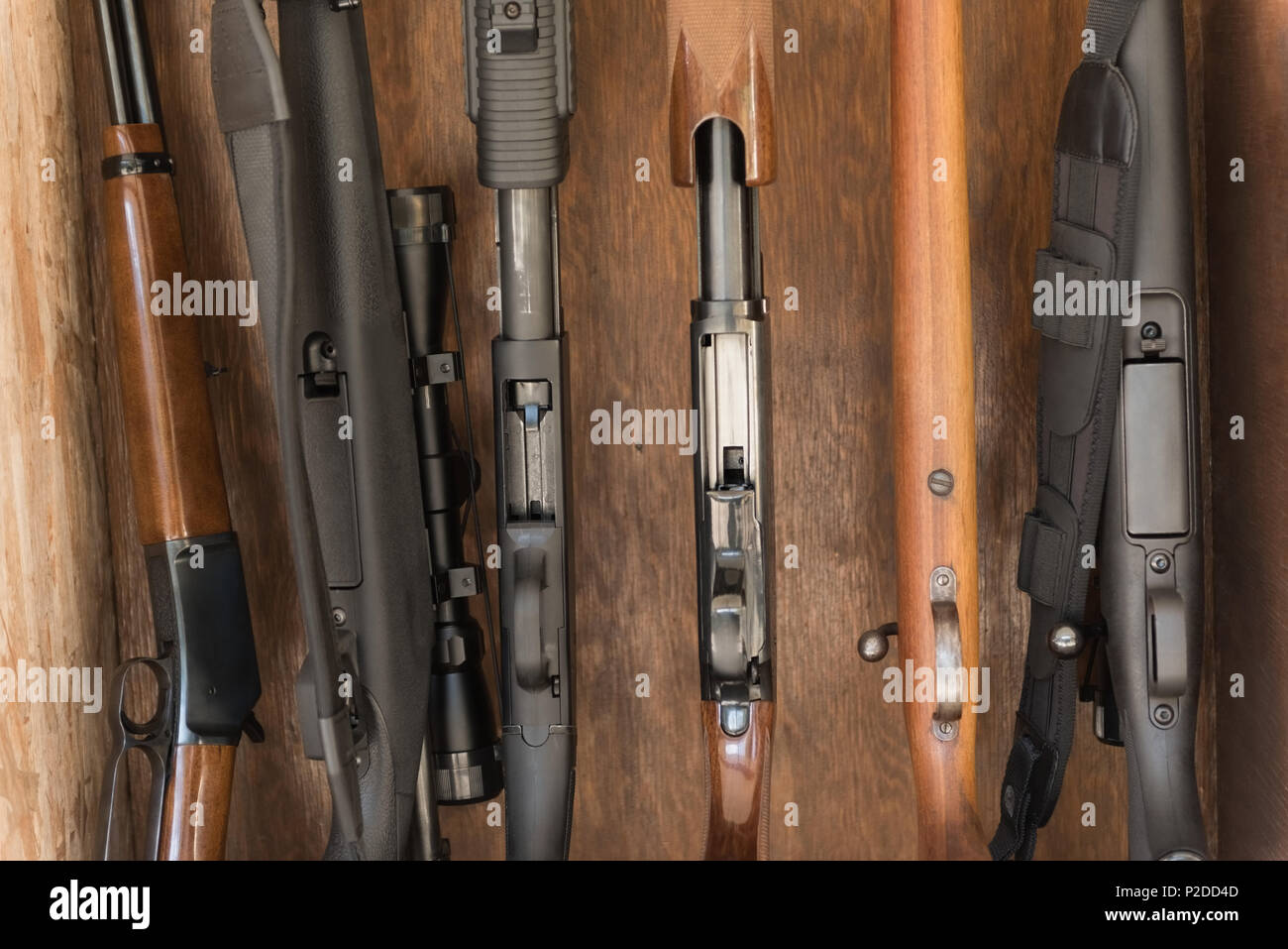 Varie pistole disposti in rack in legno Foto Stock