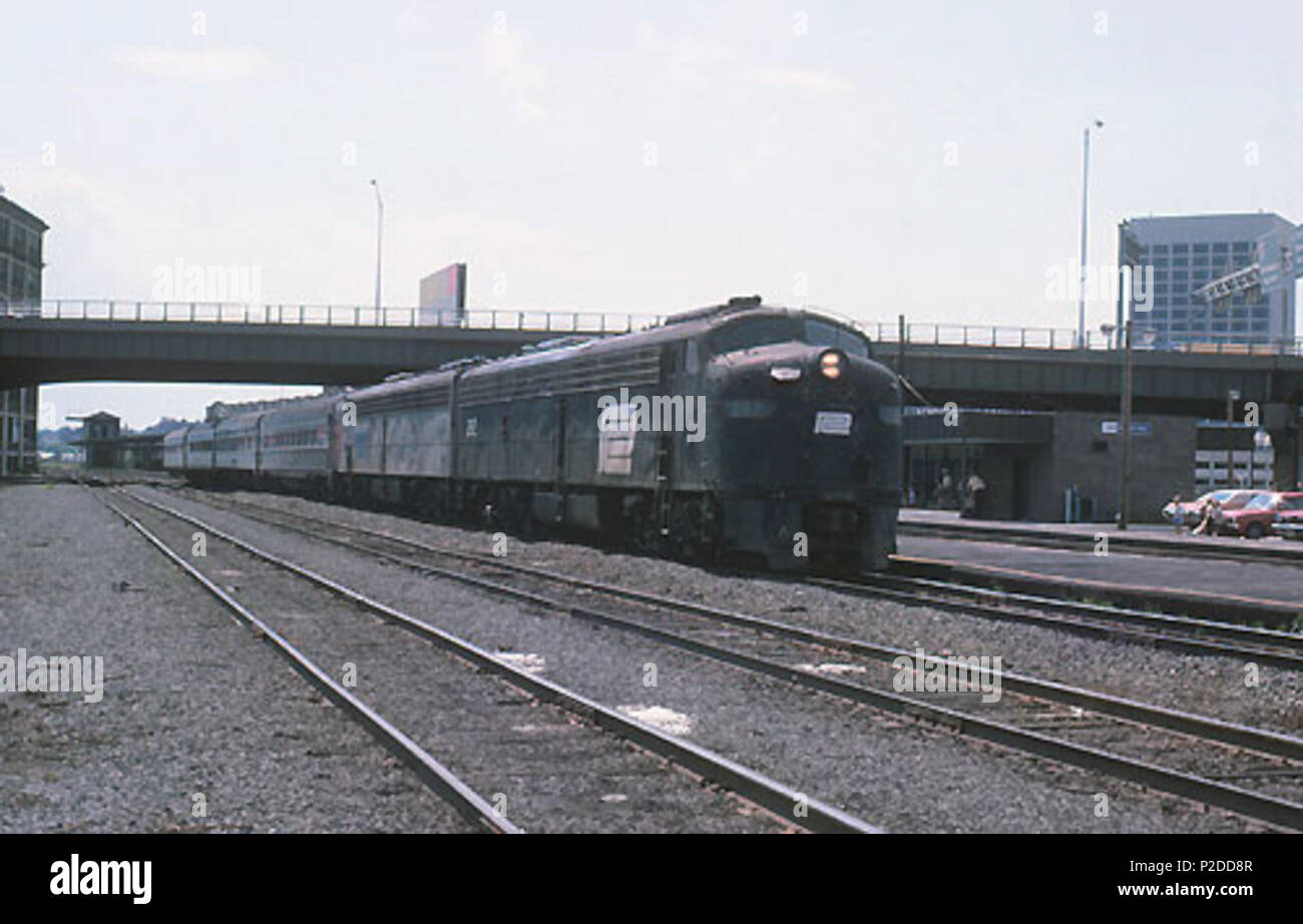 . Inglese: eastbound Boston sezione del Lake Shore limitata alla stazione di Worcester nel luglio 1978. Amtrak aveva un motivo grave carenza di energia al momento; il treno è guidato da un affittato Conrail E-unità ancora in Centrale di Penn livrea. Presa nel luglio 1978. Hikki Nagasaki 30 Lake Shore limitata alla stazione di Worcester, Luglio 1978 Foto Stock