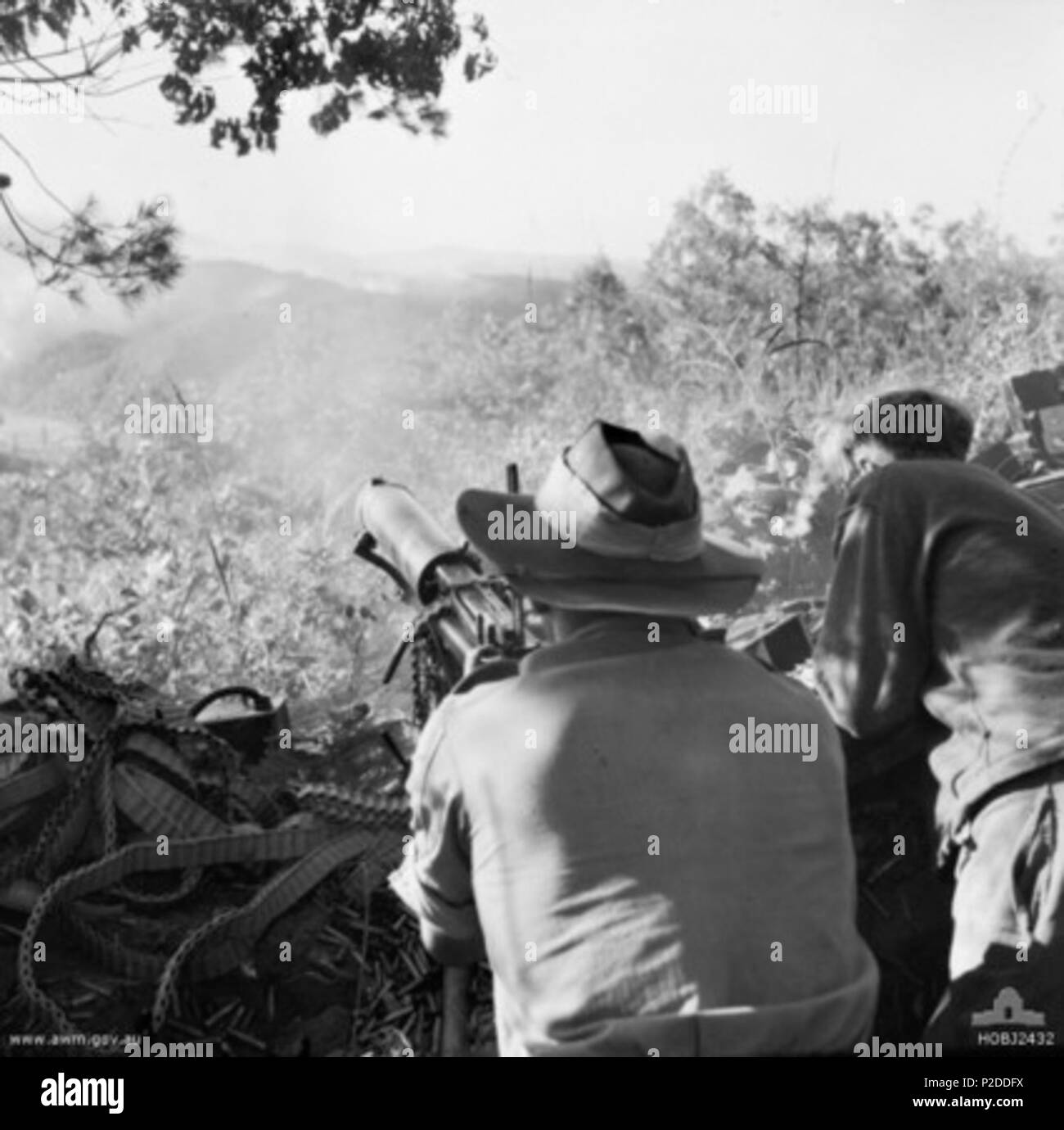 . AWM didascalia: Corea. Ottobre 1951. Unidentified Media australiani mitraglieri in stand by pronto a dare supporto di fuoco ai compagni di C Company, 3° Battaglione, il Royal Australian Regiment (3RAR), man mano che si spostano fino a sferrare un attacco contro una collina nel fumo di un precedente Nuova Zelanda sbarramento di artiglieria. Nota le pile di speso 303 cartucce e munizioni utilizzate cinghie sotto la pistola. c. Ottobre 1951. Hobson, Phillip Oliver Hobson 5 Australian mitraglieri Maryang San Ott 1951 (HOBJ AWM2432) Foto Stock