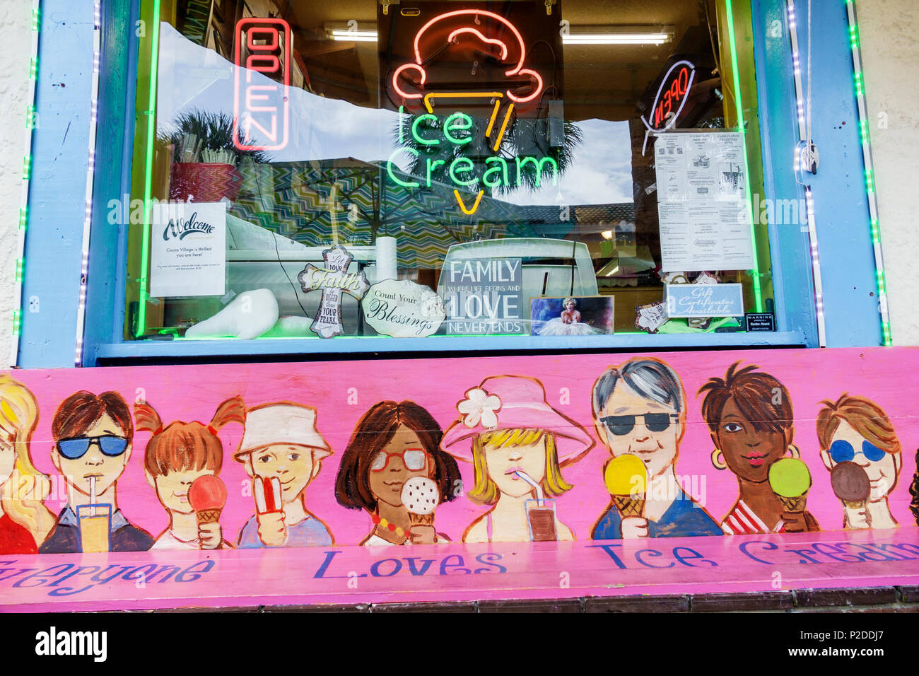 Florida Brevard County, Cocoa, Cocoa Village, centro storico, Village Ice Cream & Sandwich Shop, esterno, panca dipinta whimsical, neon Foto Stock