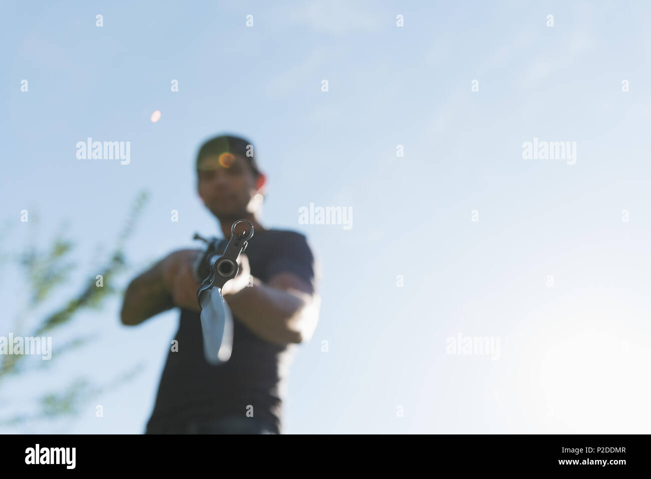 L'uomo le riprese con la pistola Foto Stock