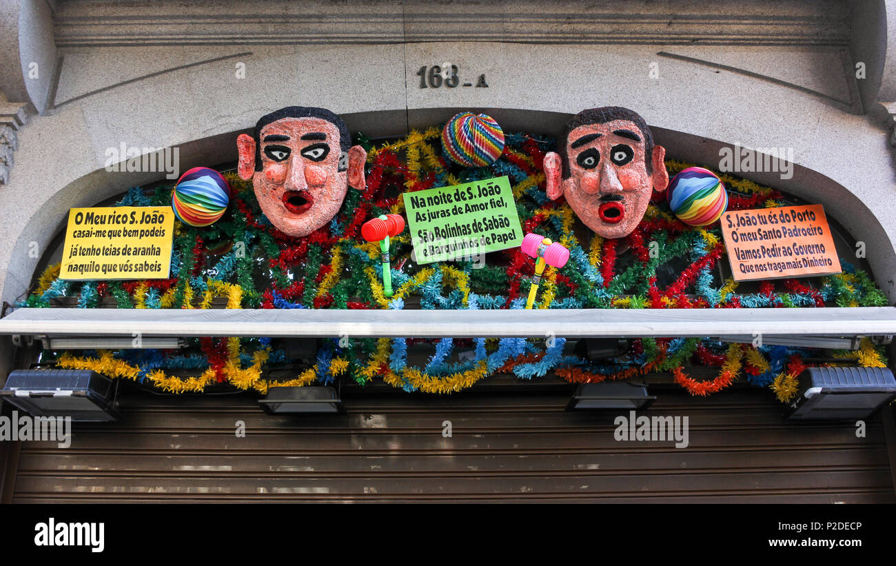 Decorazioni al di sopra di un shopfront per la festa di San Giovanni di Porto in Portogallo Foto Stock