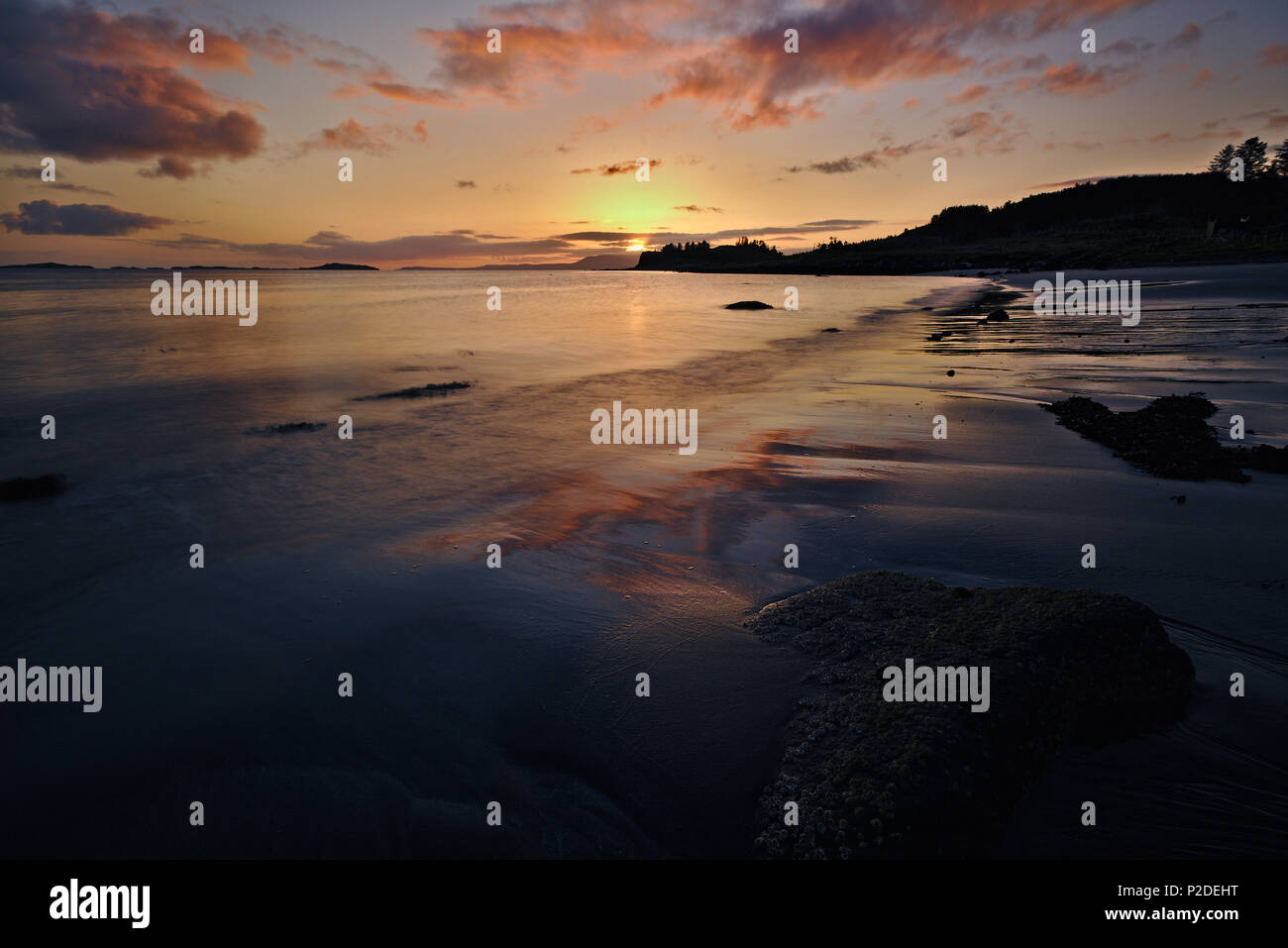 Isola di Skye in Scozia - Spiaggia sabbiosa a Alba con red sunrise riflettendo in sabbia bagnata Foto Stock