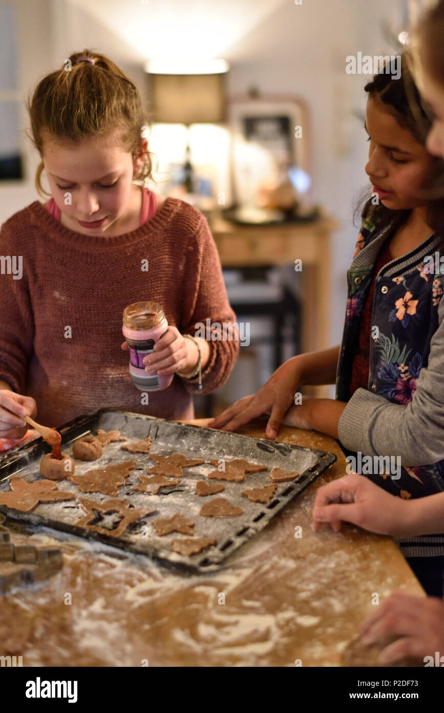 11 anni ragazze cottura biscotti di Natale, Amburgo, Germania Foto Stock