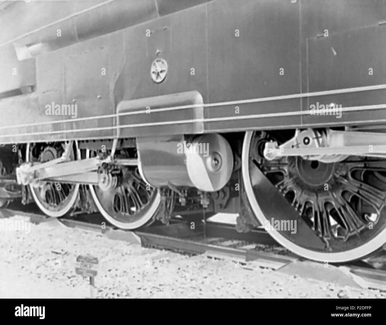 . Inglese: dettaglio dei cilindri e le ruote di guida della Pennsylvania Railroad S1 6-4-4-6 locomotiva a vapore al alla fiera mondiale di New York, 15 luglio, 1939. LOC numero chiamata LC-G613-35558. Il 30 gennaio 2005 (originale data di caricamento). L'originale uploader era Morven in inglese . 43 PRR S1 dettaglio Foto Stock