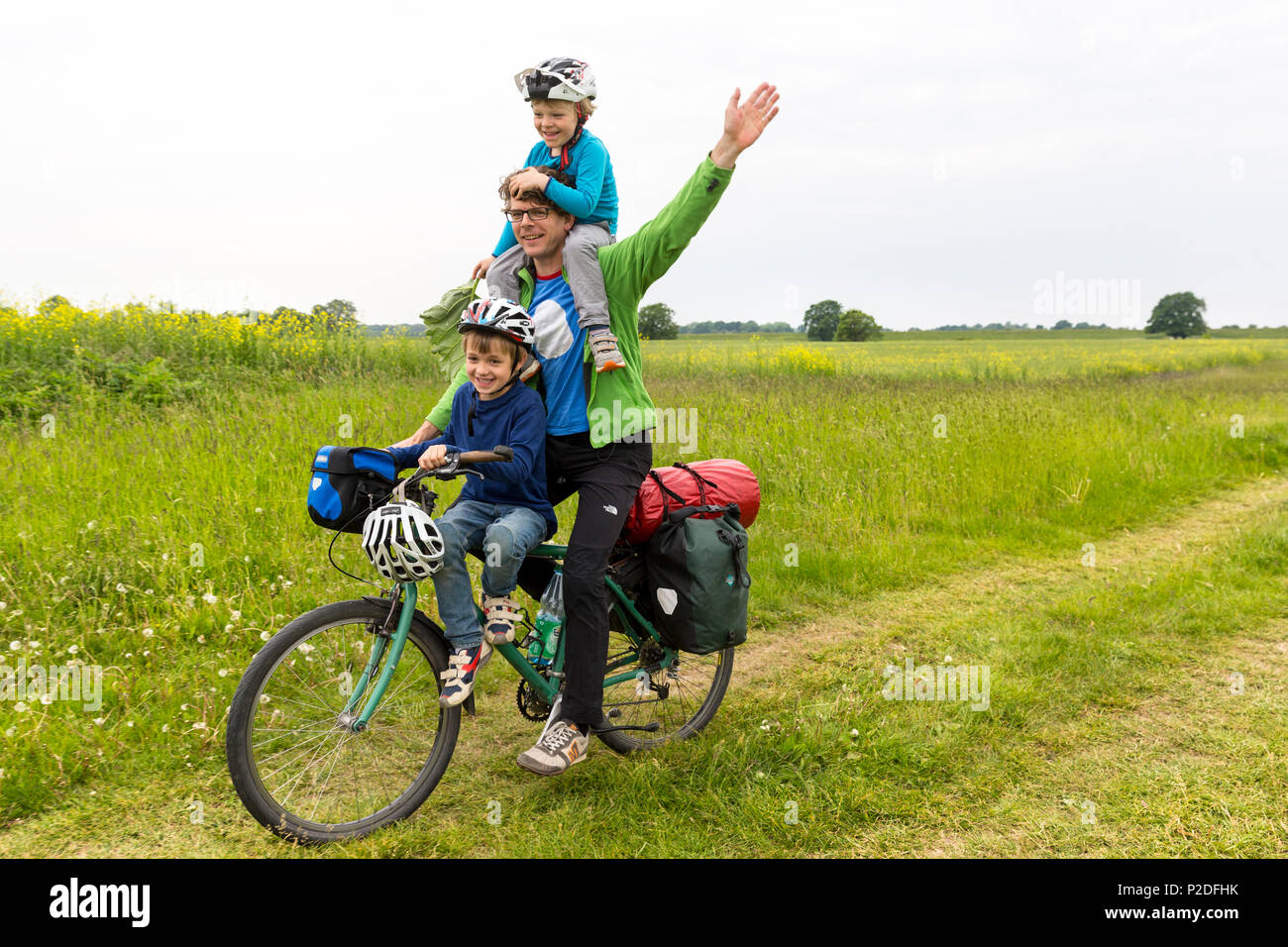 Camping lungo il fiume Elba, Famiglia tour in bicicletta lungo il fiume Elba, avventura, da Torgau a Riesa, Sassonia, Germania, Europa Foto Stock