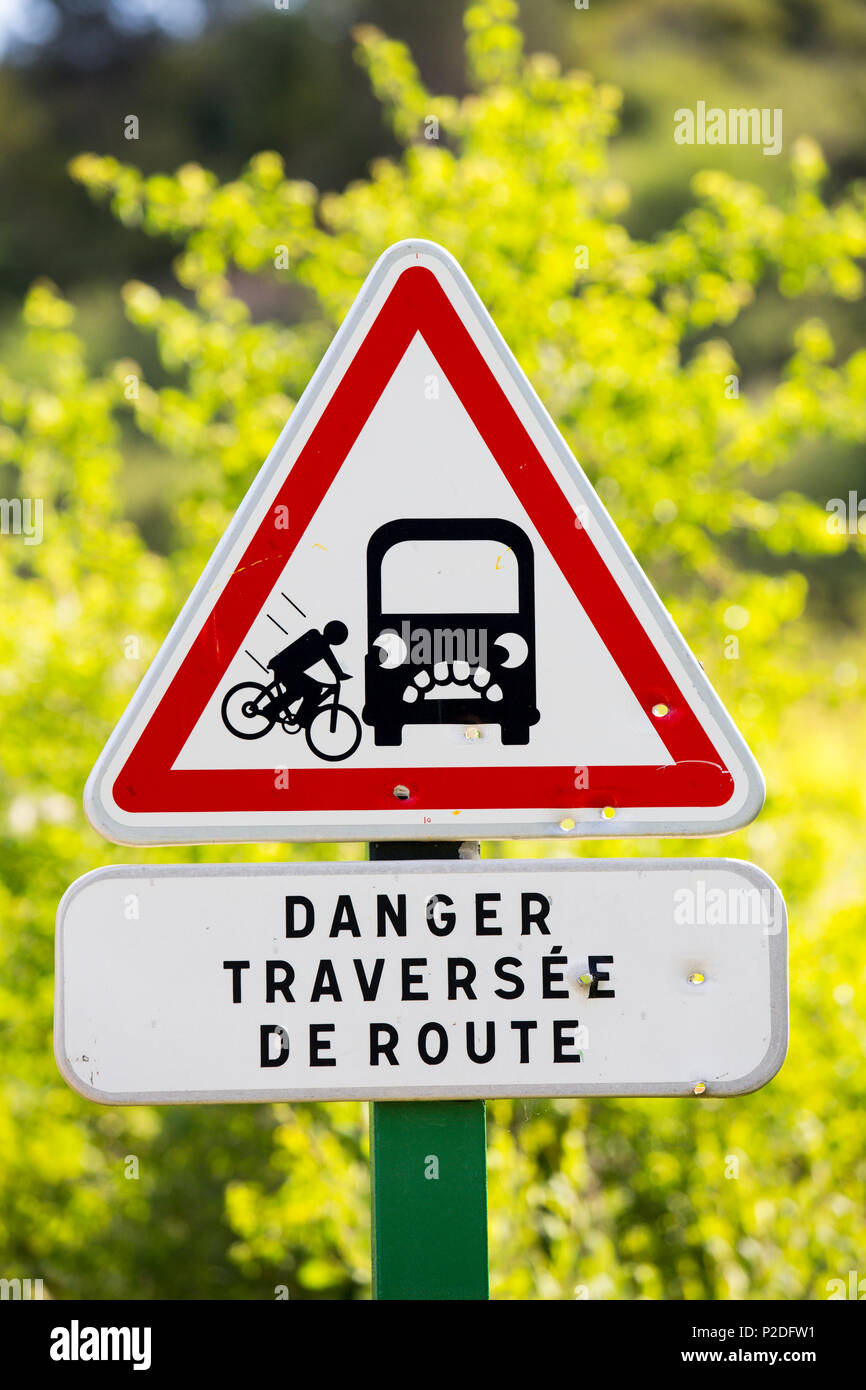 Un divertente cartello stradale vicino Minerve, Francia. Foto Stock