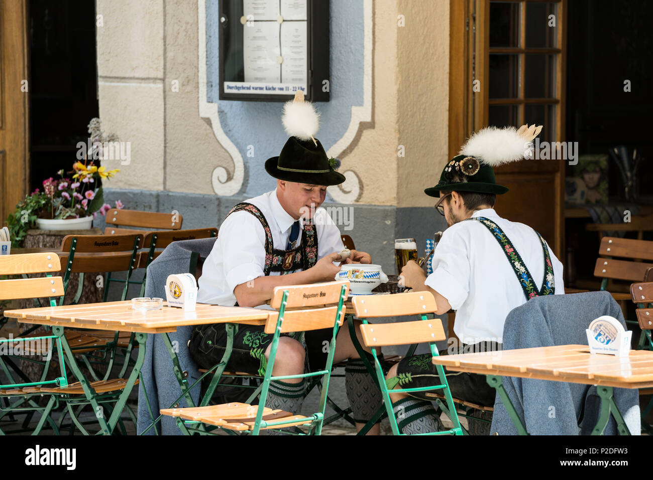 Gli uomini avente una tradizionale salsiccia weisswurst, prozession tradizionali, Garmisch-Partenkirchen, Baviera, Germania Foto Stock