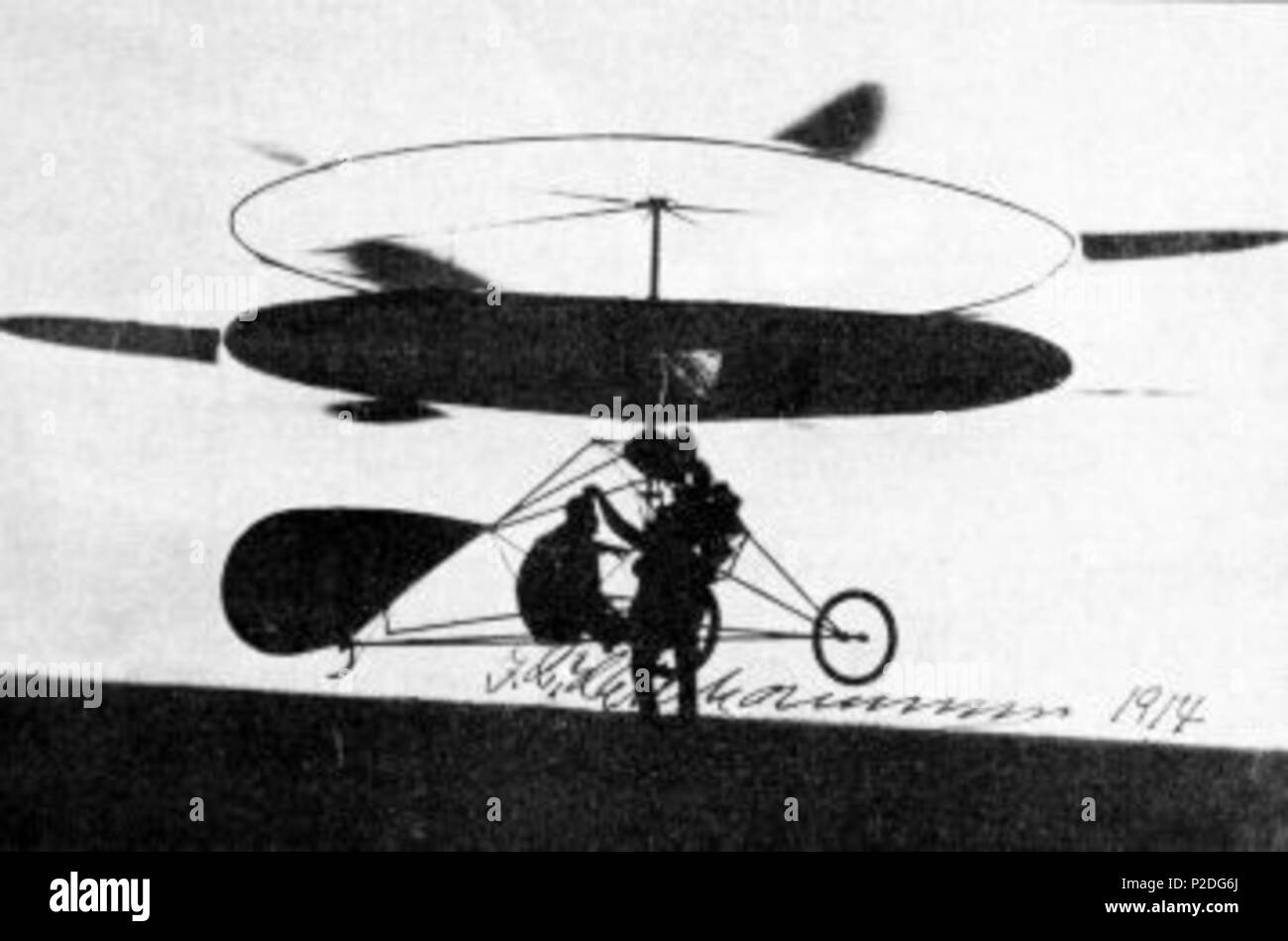 . Inglese: Ellehammer "Elicottero" nel 1914; Ellehammer sta per disinserire il contatto a terra. Eric Hildes-Heim era il pilota. 1914 21 gennaio 2009 (originale data di caricamento) . Unknown caricato da Vertiflite a en. 18 Ellehammer 1914 Foto Stock
