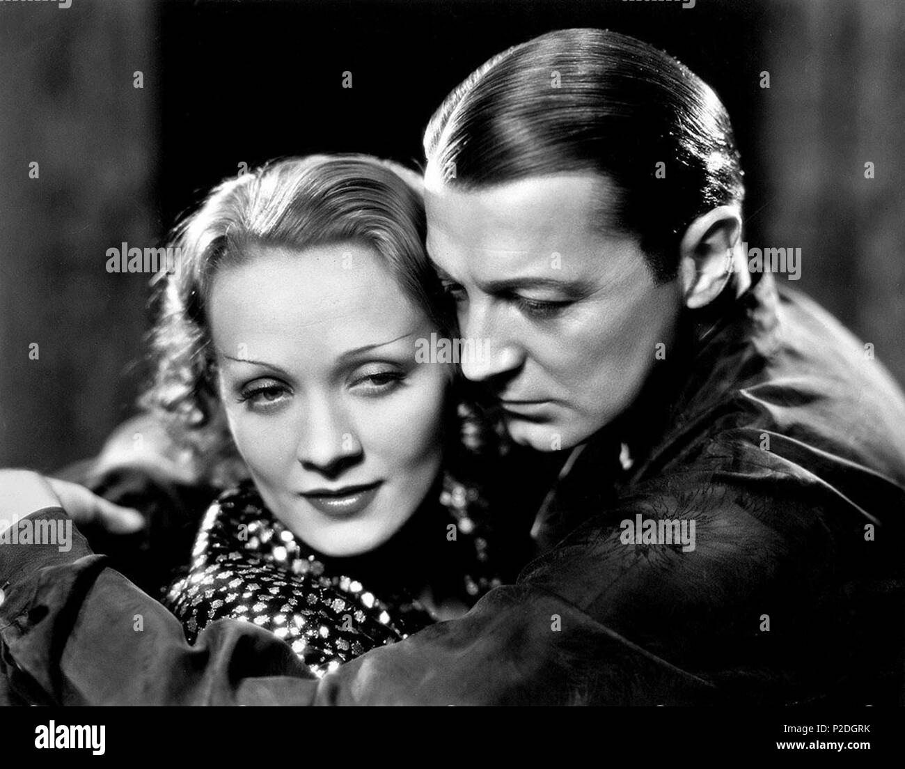 . Inglese: Shanghai Express (pellicola) 1932. Josef von Sternberg, dir - (L-R) Marlene Dietrich, Clive Brook.jpg . 1932. La Paramount Pictures, Josef von Sternberg 51 Shanghai Express (film) 1932 Josef von Sternberg, dir - (L-R) Marlene Dietrich, Clive Brook Foto Stock
